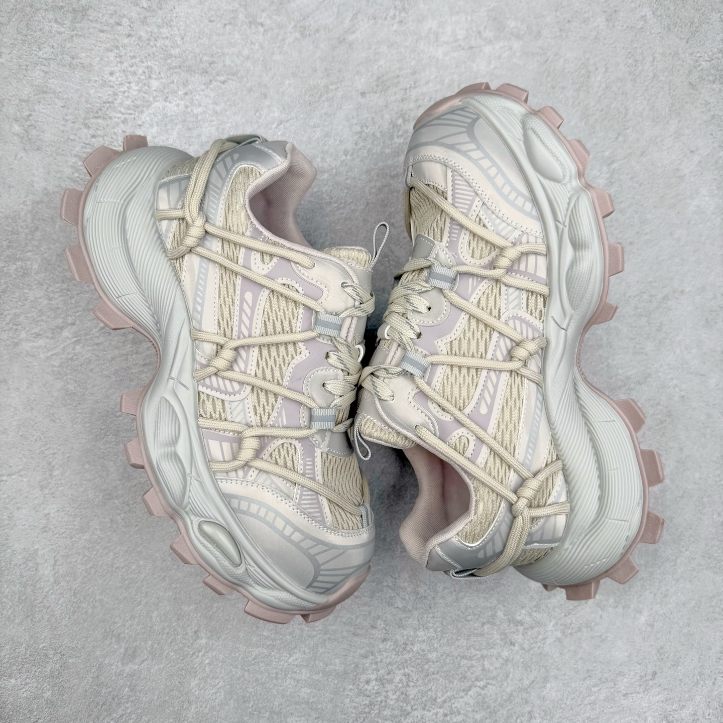 图片[3]-GG-CC Chunky Low休闲运动厚底增高老爹鞋 广东大厂出品 完美细节 25ss春季新款厚底增高 大长腿 时髦look轻松定格 不费力展现率性氛围 高档银盒 酷帅机能风不规则设计大底 双鞋带拼色造型设计 轻便舒适百搭 GGcc厚底增高简直就是小个子的快乐! 不管怎么搭都好看~ 尺码：35 36 37 38 39 40-选品中心