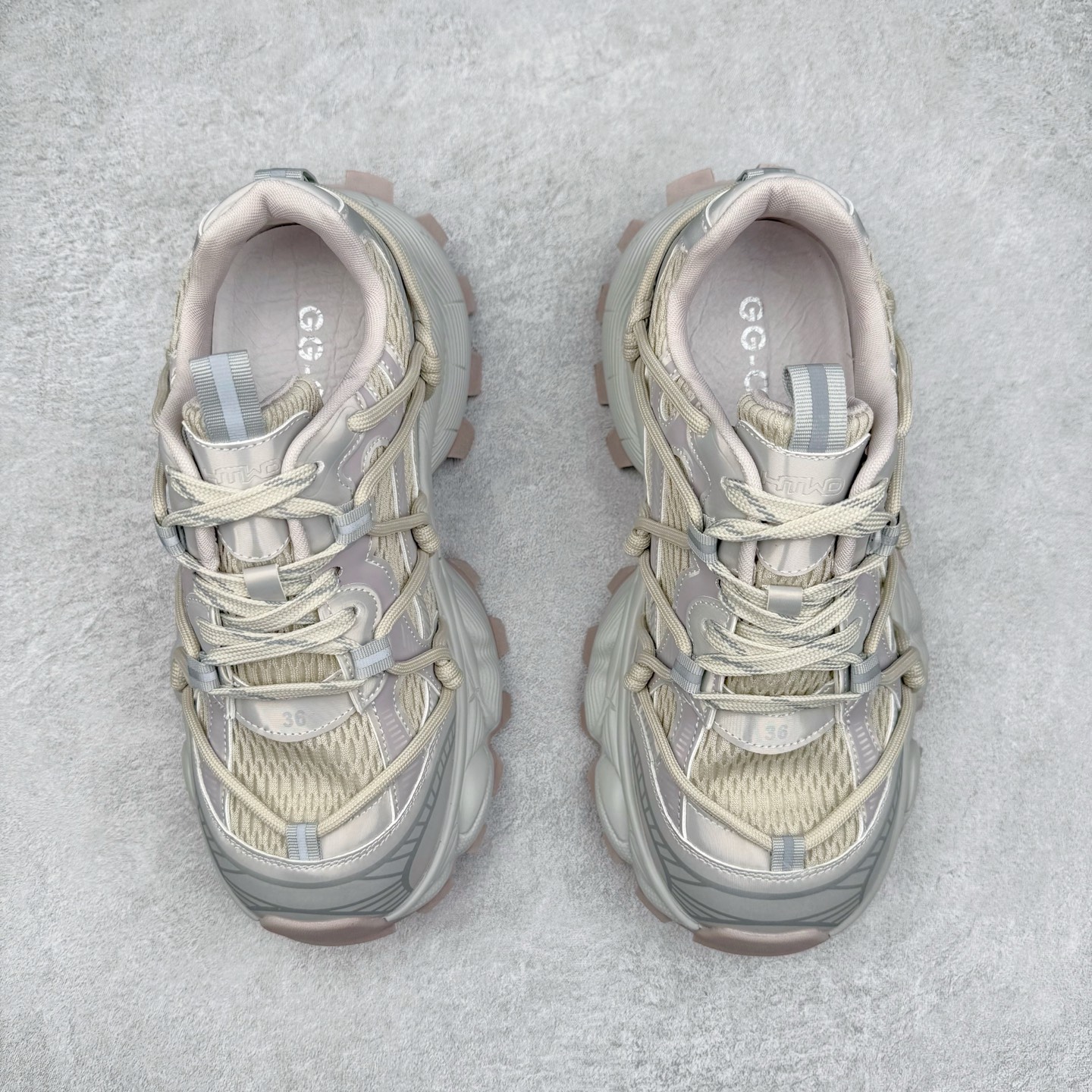 图片[2]-GG-CC Chunky Low休闲运动厚底增高老爹鞋 广东大厂出品 完美细节 25ss春季新款厚底增高 大长腿 时髦look轻松定格 不费力展现率性氛围 高档银盒 酷帅机能风不规则设计大底 双鞋带拼色造型设计 轻便舒适百搭 GGcc厚底增高简直就是小个子的快乐! 不管怎么搭都好看~ 尺码：35 36 37 38 39 40-选品中心