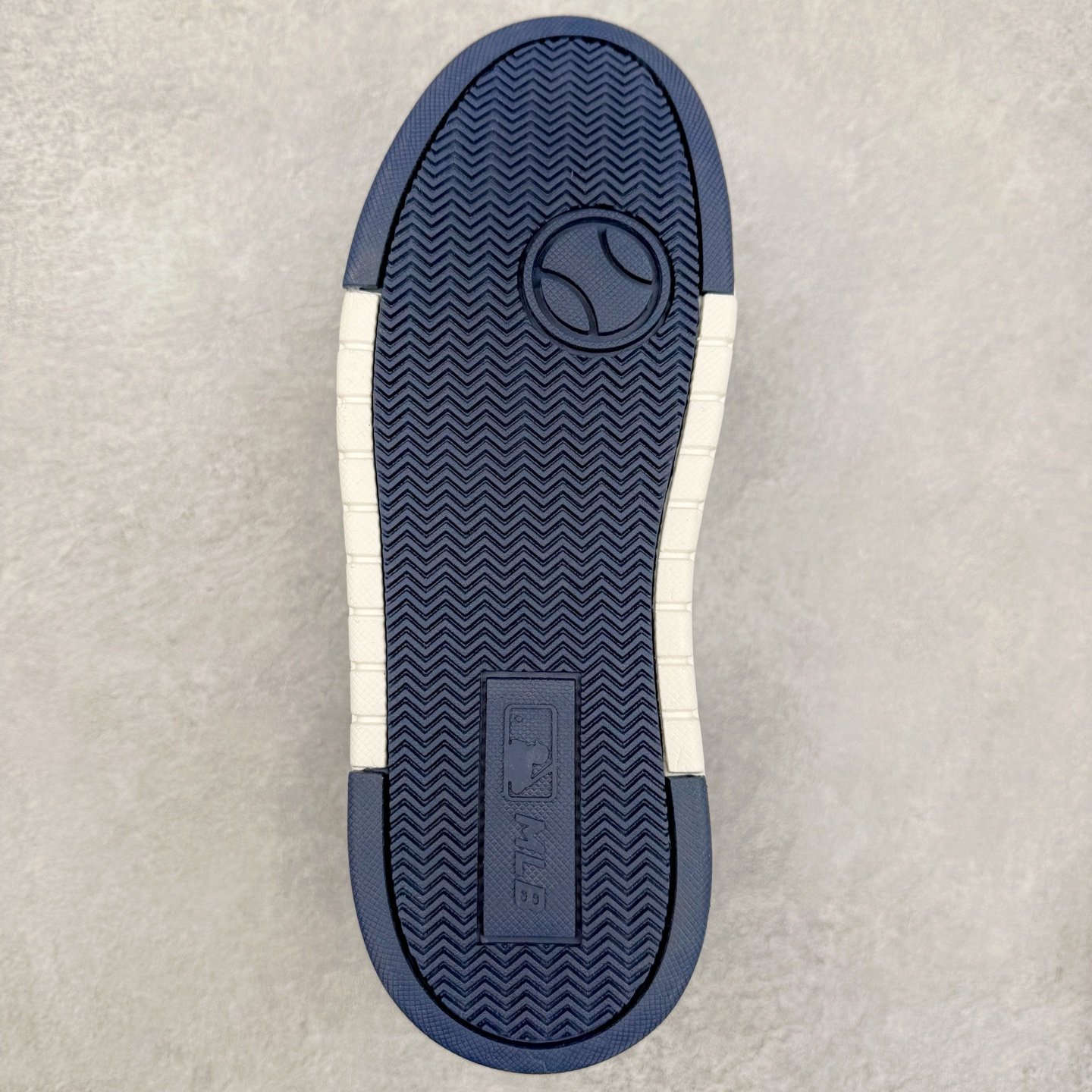 图片[9]-MLB Chunky Liner Basic 复古印花学长鞋系列低帮轻量增高厚底百搭休闲运动慢跑鞋板鞋 Korea韩国联名NY美国榄球纽约洋基队限定 韩国代购专供 全套原楦原纸板原厂数据开发 正确中底拉帮中底网布细节 平台代购专供 左脚内置芯片 韩国代购吊牌标贴 独家一比一RB+MD组合大底 高频后跟小人Logo精准对位立体饱满 正确网布加超迁鞋面 转印中底走线紧密 转印Logo工艺表层防刮不掉色 尺码：35 36 36.5 37.5 38 38.5 39 40 40.5 41 42 42.5 43 44 45-选品中心