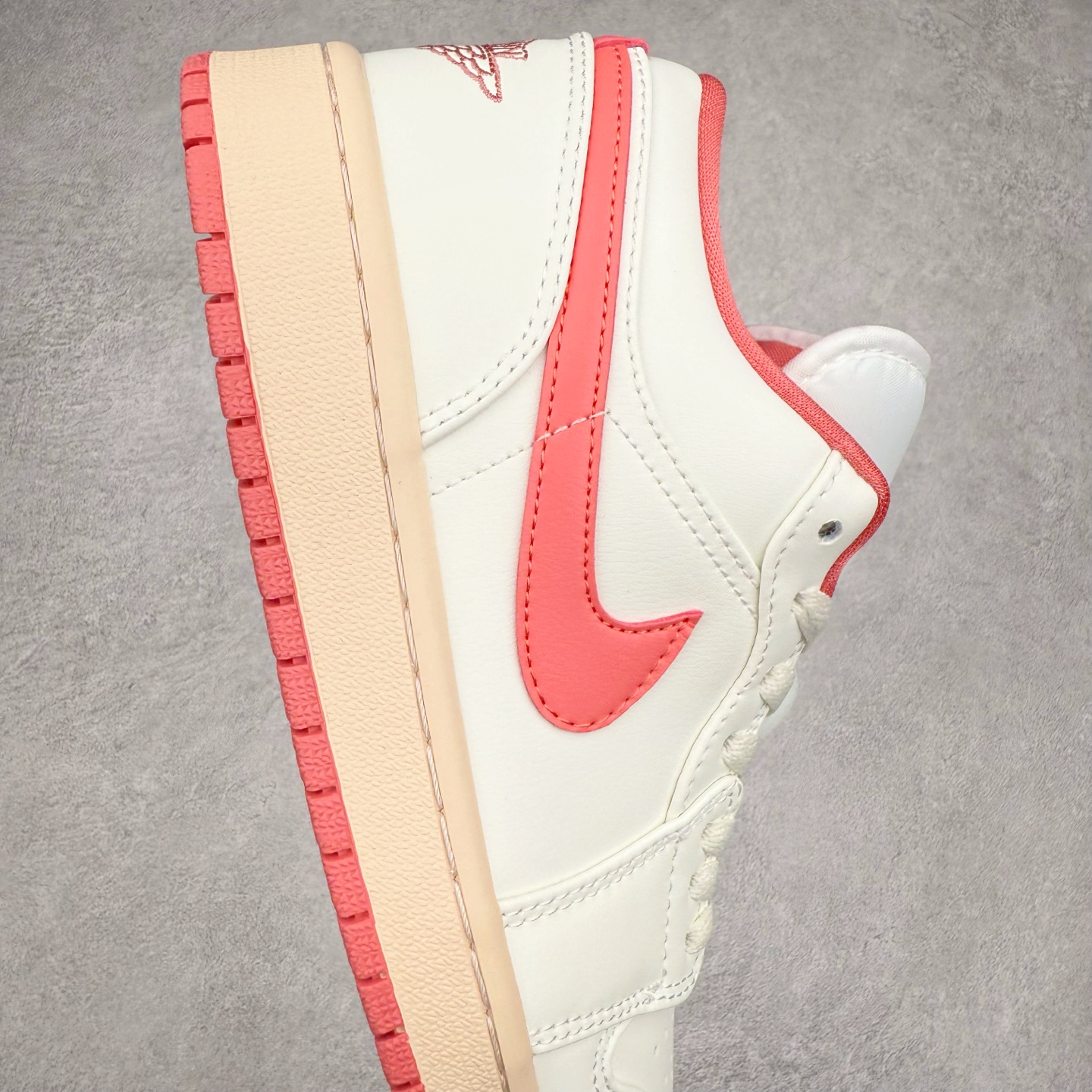 图片[6]-＃K版 Air Jordan AJ1 Low 低帮 粉白 DC0774-109 全新流水线出品 DT版本唯一平替选择 市场第二梯队最强版 全部原鞋开发 原楦原纸板开发 全鞋电脑针车 原厂内置全掌气垫 原盒内在原标 唯一Zp原版鞋带绑法 免检产品 全新2022版型 全头层皮料 完美零毛边处理 原厂配置全掌气垫 价格定位良心 几十个配色陆续出货 实拍调校N版已经零色差零失真 百分百还原实物色彩所见即所得 不存在货不对板色差等低级问题 选购参考实物拍摄 不混卖不参货 只用心做好货严格选品 承诺混一赔十 尺码：36 36.5 37.5 38 38.5 39 40 40.5 41 42 42.5 43 44 44.5 45-选品中心