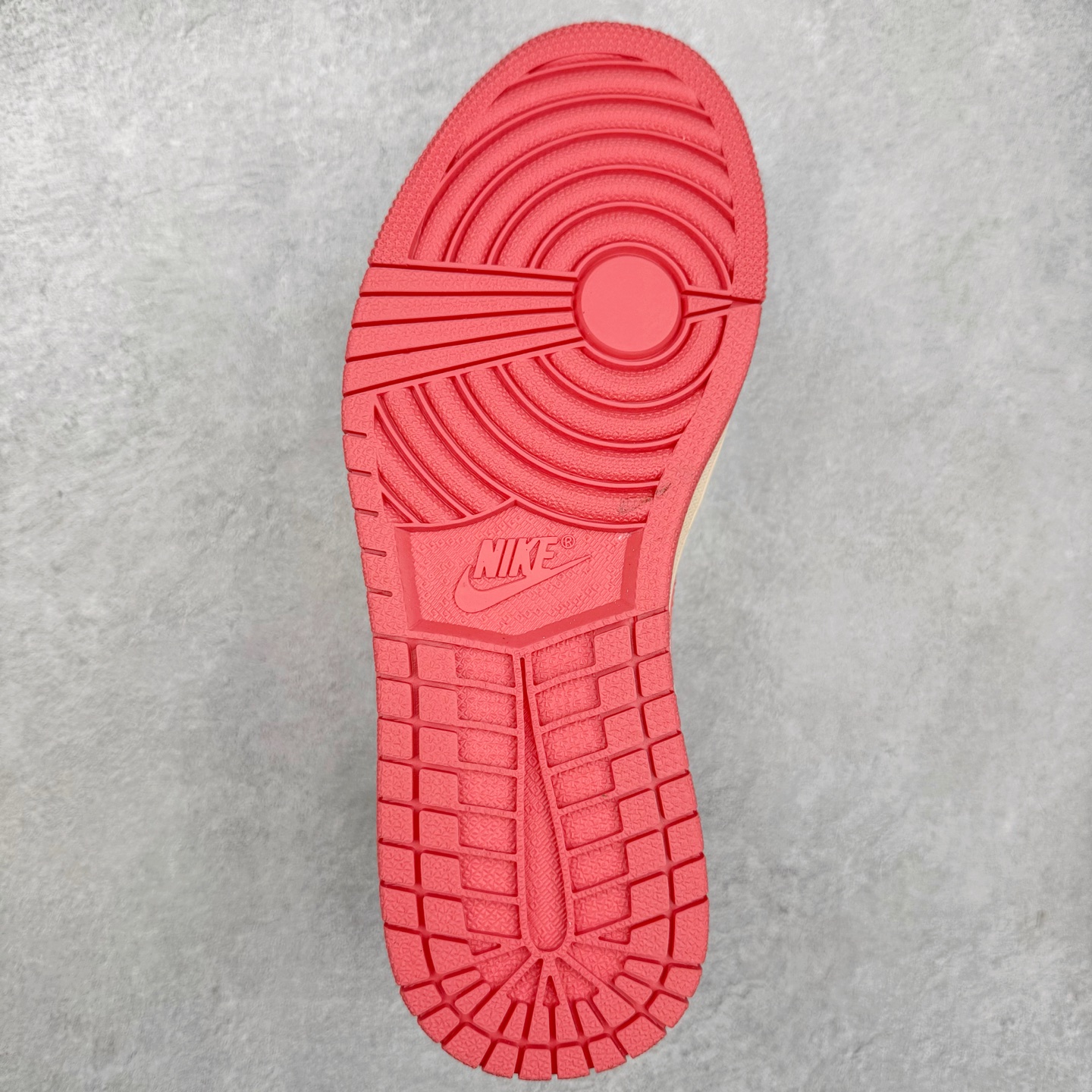 图片[9]-＃K版 Air Jordan AJ1 Low 低帮 粉白 DC0774-109 全新流水线出品 DT版本唯一平替选择 市场第二梯队最强版 全部原鞋开发 原楦原纸板开发 全鞋电脑针车 原厂内置全掌气垫 原盒内在原标 唯一Zp原版鞋带绑法 免检产品 全新2022版型 全头层皮料 完美零毛边处理 原厂配置全掌气垫 价格定位良心 几十个配色陆续出货 实拍调校N版已经零色差零失真 百分百还原实物色彩所见即所得 不存在货不对板色差等低级问题 选购参考实物拍摄 不混卖不参货 只用心做好货严格选品 承诺混一赔十 尺码：36 36.5 37.5 38 38.5 39 40 40.5 41 42 42.5 43 44 44.5 45-选品中心