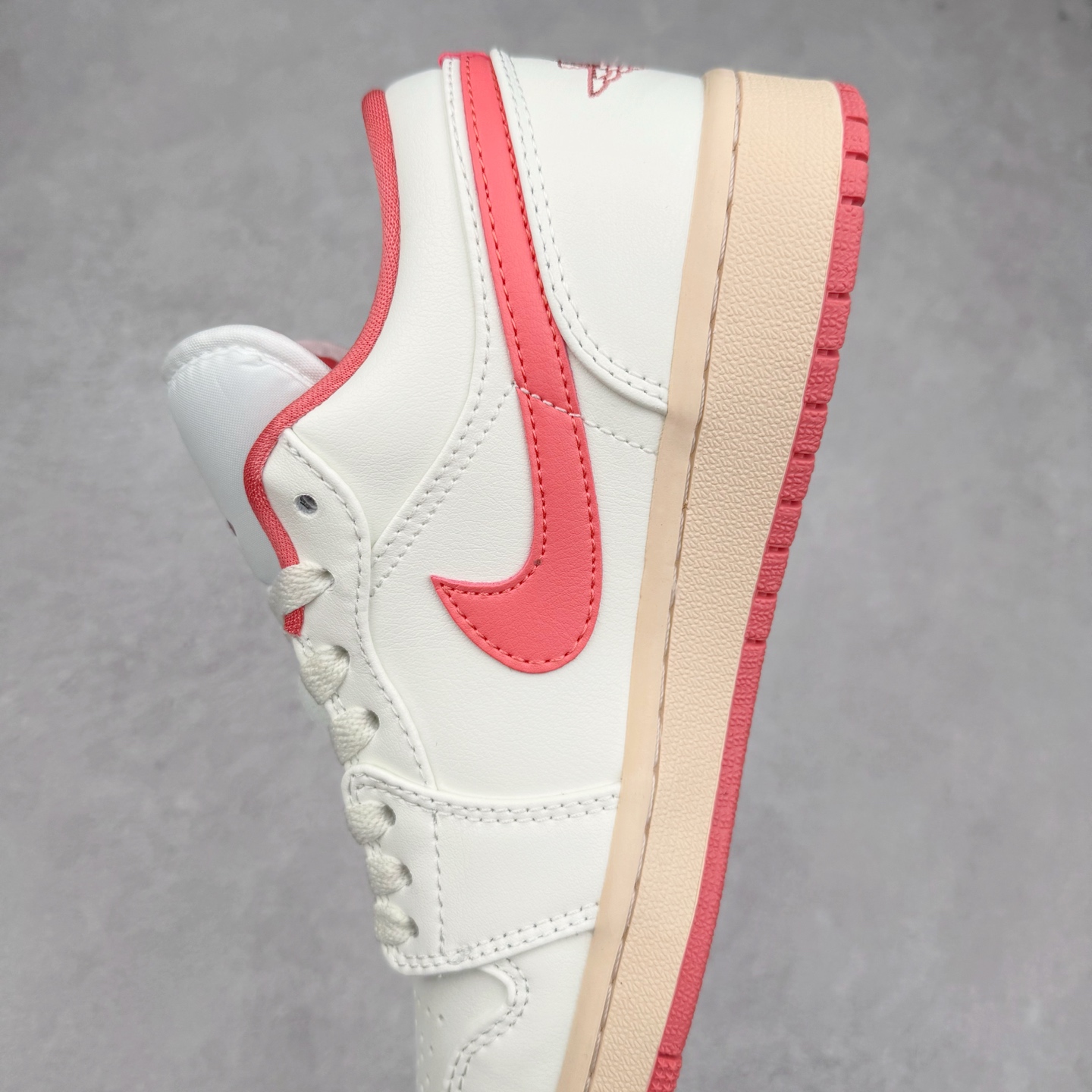 图片[7]-＃K版 Air Jordan AJ1 Low 低帮 粉白 DC0774-109 全新流水线出品 DT版本唯一平替选择 市场第二梯队最强版 全部原鞋开发 原楦原纸板开发 全鞋电脑针车 原厂内置全掌气垫 原盒内在原标 唯一Zp原版鞋带绑法 免检产品 全新2022版型 全头层皮料 完美零毛边处理 原厂配置全掌气垫 价格定位良心 几十个配色陆续出货 实拍调校N版已经零色差零失真 百分百还原实物色彩所见即所得 不存在货不对板色差等低级问题 选购参考实物拍摄 不混卖不参货 只用心做好货严格选品 承诺混一赔十 尺码：36 36.5 37.5 38 38.5 39 40 40.5 41 42 42.5 43 44 44.5 45-选品中心
