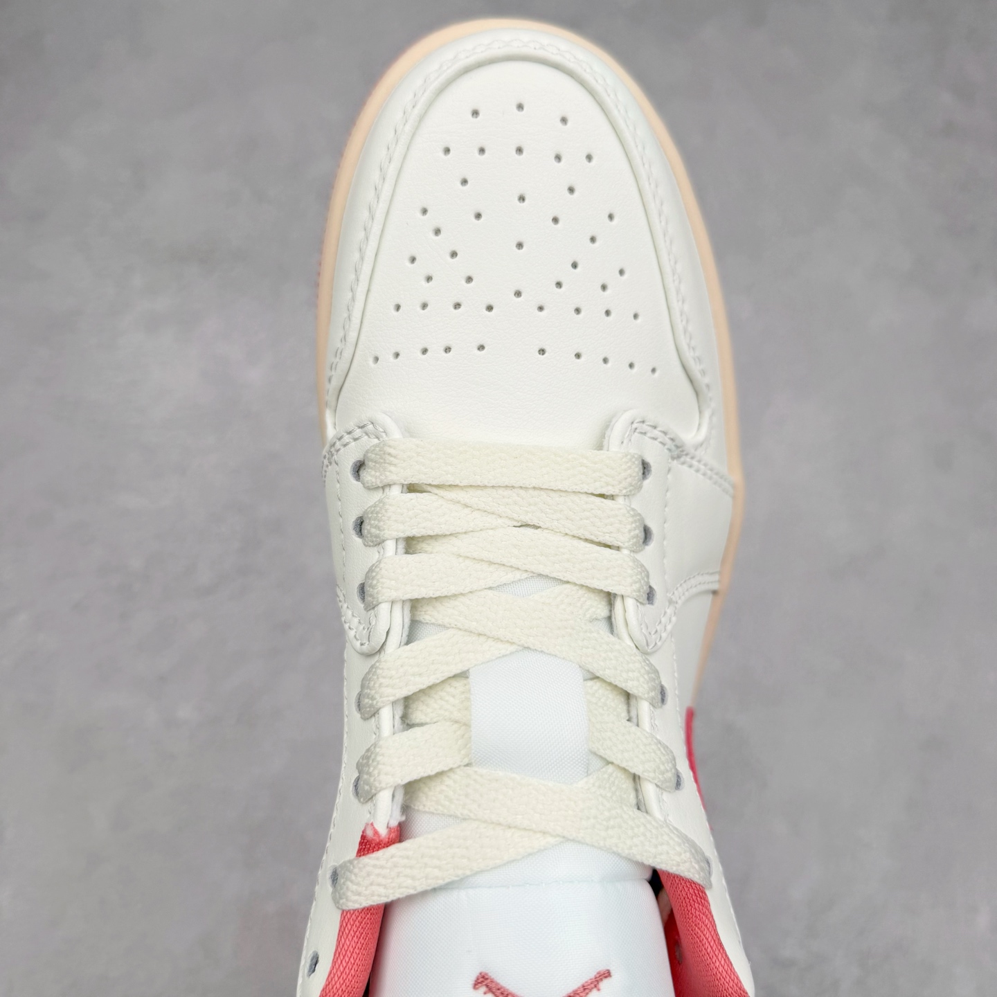 图片[4]-＃K版 Air Jordan AJ1 Low 低帮 粉白 DC0774-109 全新流水线出品 DT版本唯一平替选择 市场第二梯队最强版 全部原鞋开发 原楦原纸板开发 全鞋电脑针车 原厂内置全掌气垫 原盒内在原标 唯一Zp原版鞋带绑法 免检产品 全新2022版型 全头层皮料 完美零毛边处理 原厂配置全掌气垫 价格定位良心 几十个配色陆续出货 实拍调校N版已经零色差零失真 百分百还原实物色彩所见即所得 不存在货不对板色差等低级问题 选购参考实物拍摄 不混卖不参货 只用心做好货严格选品 承诺混一赔十 尺码：36 36.5 37.5 38 38.5 39 40 40.5 41 42 42.5 43 44 44.5 45-选品中心