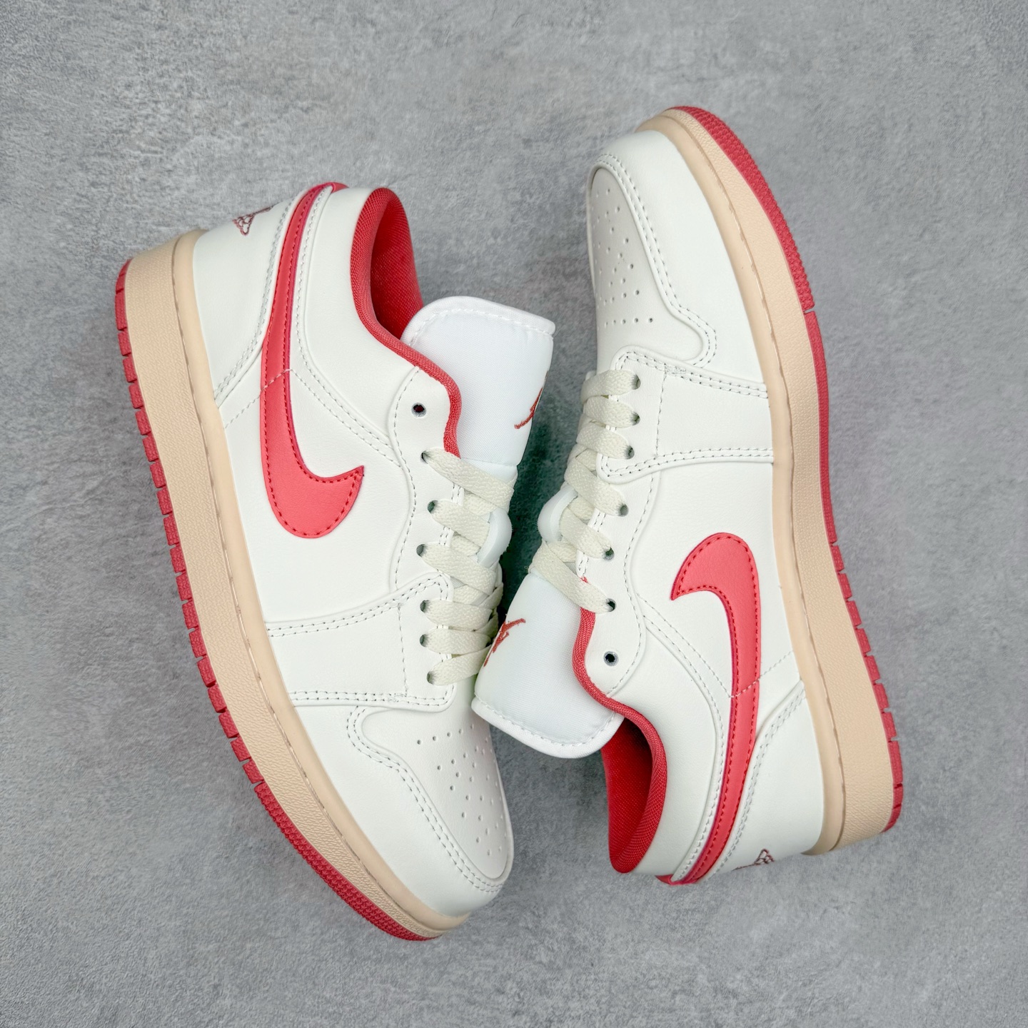 图片[3]-＃K版 Air Jordan AJ1 Low 低帮 粉白 DC0774-109 全新流水线出品 DT版本唯一平替选择 市场第二梯队最强版 全部原鞋开发 原楦原纸板开发 全鞋电脑针车 原厂内置全掌气垫 原盒内在原标 唯一Zp原版鞋带绑法 免检产品 全新2022版型 全头层皮料 完美零毛边处理 原厂配置全掌气垫 价格定位良心 几十个配色陆续出货 实拍调校N版已经零色差零失真 百分百还原实物色彩所见即所得 不存在货不对板色差等低级问题 选购参考实物拍摄 不混卖不参货 只用心做好货严格选品 承诺混一赔十 尺码：36 36.5 37.5 38 38.5 39 40 40.5 41 42 42.5 43 44 44.5 45-选品中心