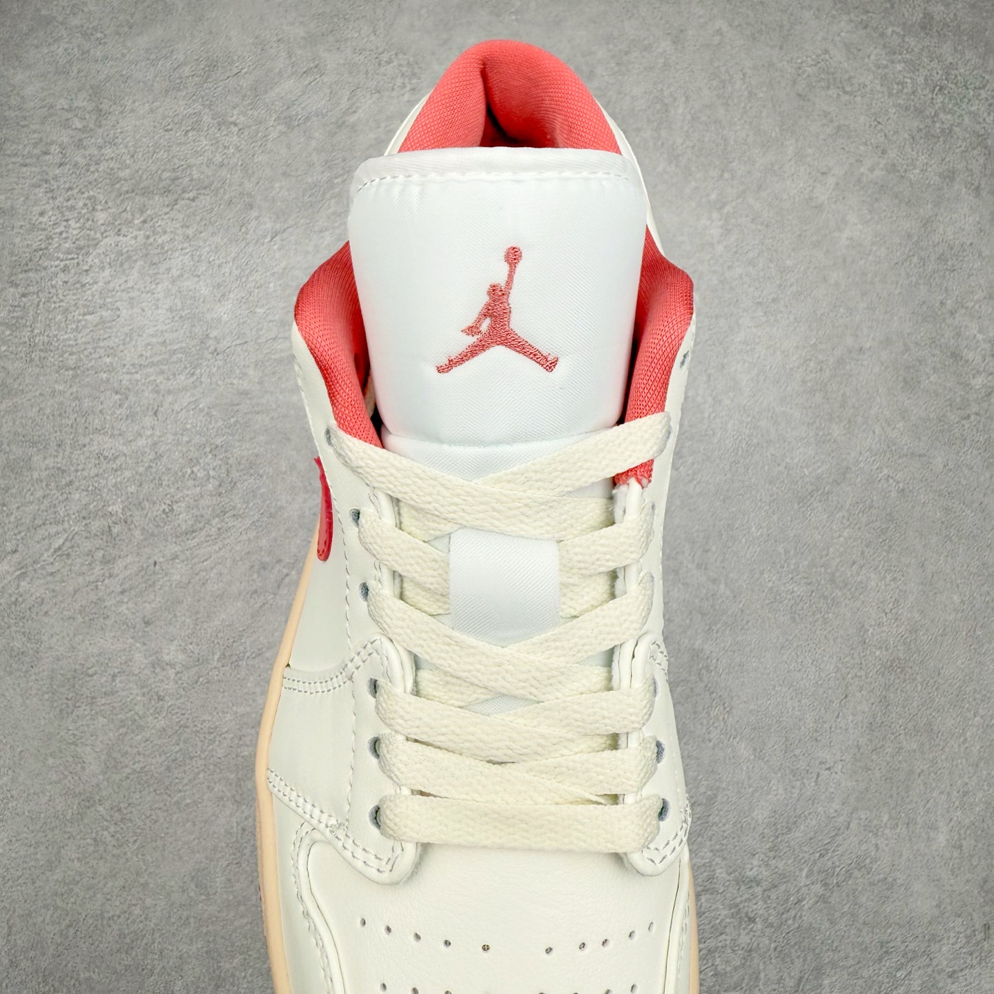 图片[5]-＃K版 Air Jordan AJ1 Low 低帮 粉白 DC0774-109 全新流水线出品 DT版本唯一平替选择 市场第二梯队最强版 全部原鞋开发 原楦原纸板开发 全鞋电脑针车 原厂内置全掌气垫 原盒内在原标 唯一Zp原版鞋带绑法 免检产品 全新2022版型 全头层皮料 完美零毛边处理 原厂配置全掌气垫 价格定位良心 几十个配色陆续出货 实拍调校N版已经零色差零失真 百分百还原实物色彩所见即所得 不存在货不对板色差等低级问题 选购参考实物拍摄 不混卖不参货 只用心做好货严格选品 承诺混一赔十 尺码：36 36.5 37.5 38 38.5 39 40 40.5 41 42 42.5 43 44 44.5 45-选品中心