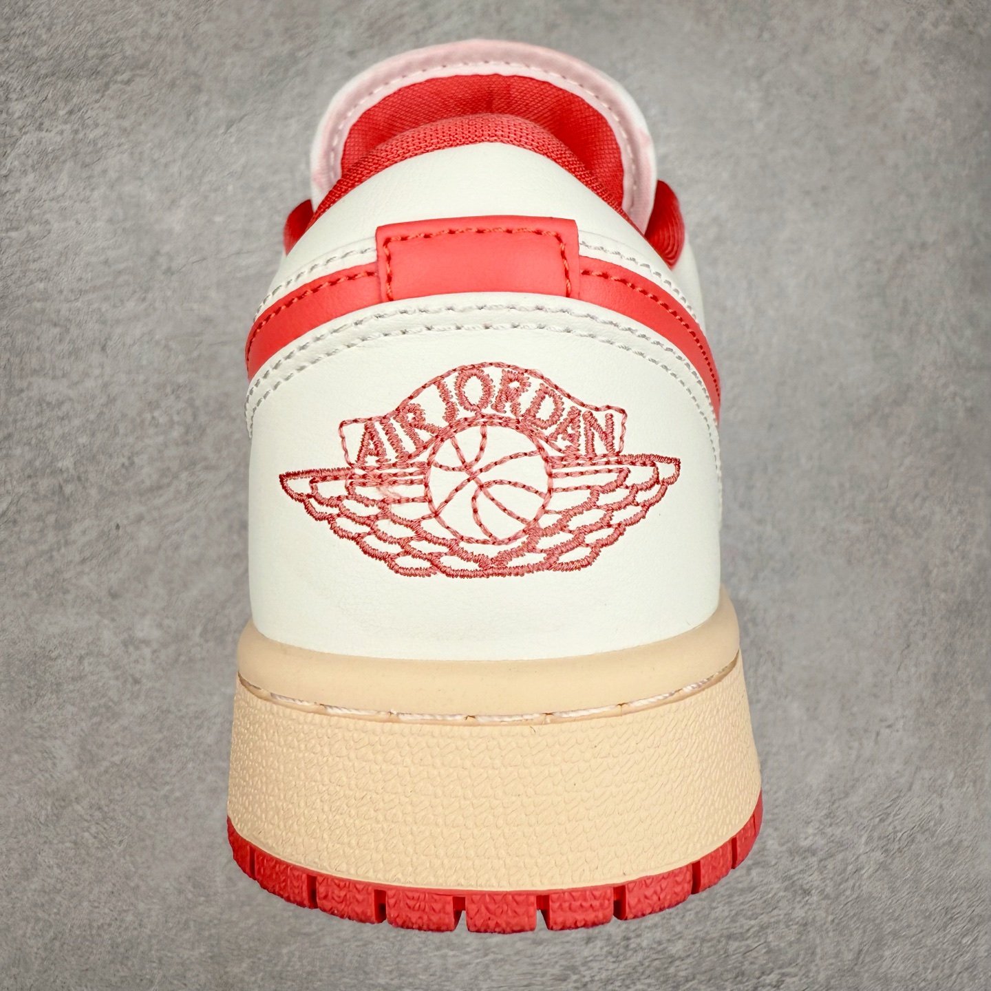 图片[8]-＃K版 Air Jordan AJ1 Low 低帮 粉白 DC0774-109 全新流水线出品 DT版本唯一平替选择 市场第二梯队最强版 全部原鞋开发 原楦原纸板开发 全鞋电脑针车 原厂内置全掌气垫 原盒内在原标 唯一Zp原版鞋带绑法 免检产品 全新2022版型 全头层皮料 完美零毛边处理 原厂配置全掌气垫 价格定位良心 几十个配色陆续出货 实拍调校N版已经零色差零失真 百分百还原实物色彩所见即所得 不存在货不对板色差等低级问题 选购参考实物拍摄 不混卖不参货 只用心做好货严格选品 承诺混一赔十 尺码：36 36.5 37.5 38 38.5 39 40 40.5 41 42 42.5 43 44 44.5 45-选品中心