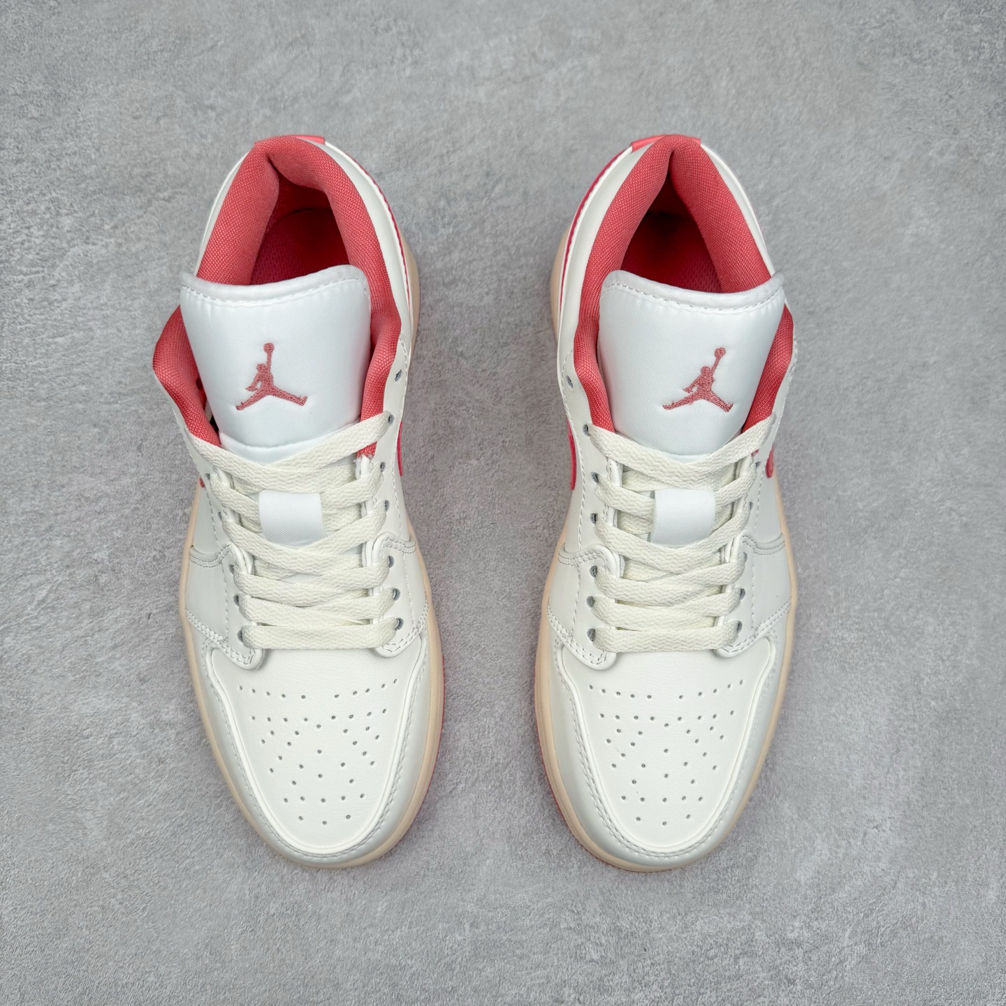 图片[2]-＃K版 Air Jordan AJ1 Low 低帮 粉白 DC0774-109 全新流水线出品 DT版本唯一平替选择 市场第二梯队最强版 全部原鞋开发 原楦原纸板开发 全鞋电脑针车 原厂内置全掌气垫 原盒内在原标 唯一Zp原版鞋带绑法 免检产品 全新2022版型 全头层皮料 完美零毛边处理 原厂配置全掌气垫 价格定位良心 几十个配色陆续出货 实拍调校N版已经零色差零失真 百分百还原实物色彩所见即所得 不存在货不对板色差等低级问题 选购参考实物拍摄 不混卖不参货 只用心做好货严格选品 承诺混一赔十 尺码：36 36.5 37.5 38 38.5 39 40 40.5 41 42 42.5 43 44 44.5 45-选品中心