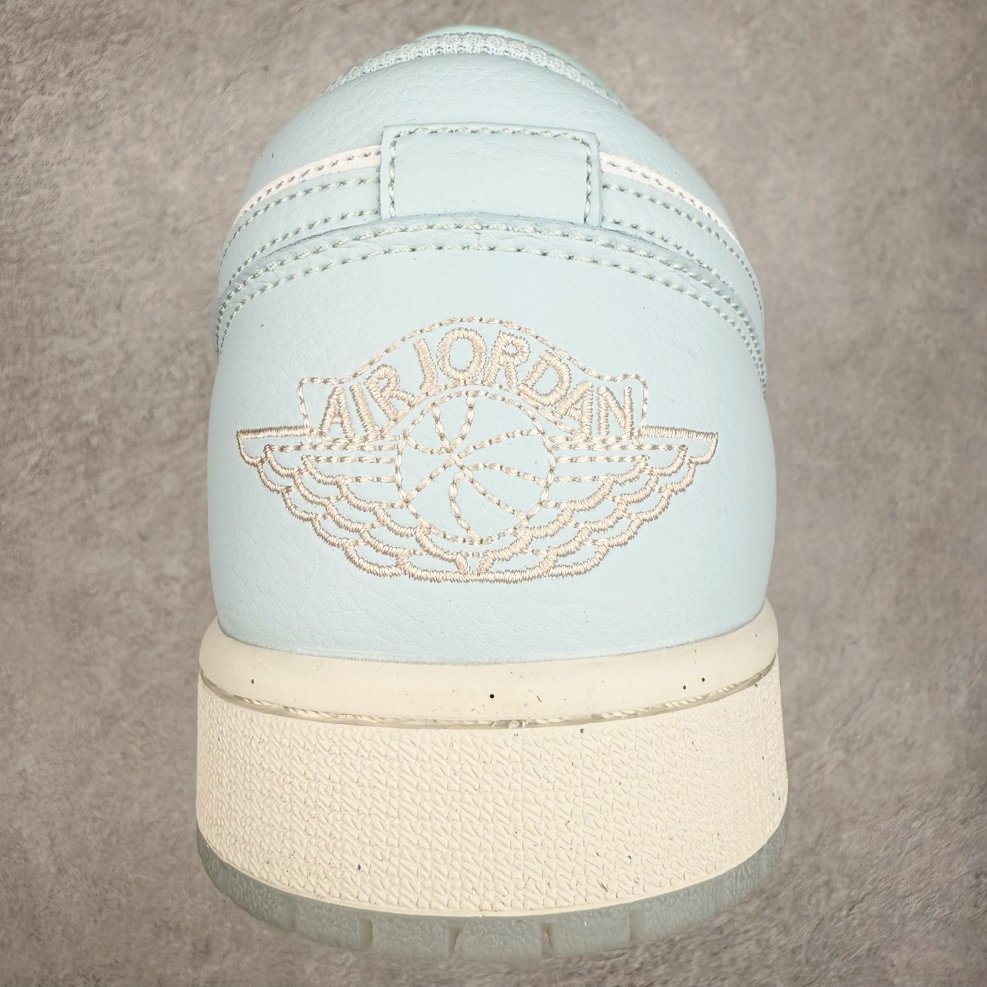 图片[8]-＃K版 Air Jordan AJ1 Low 低帮 浅蓝白 HJ5999-400 全新流水线出品 DT版本唯一平替选择 市场第二梯队最强版 全部原鞋开发 原楦原纸板开发 全鞋电脑针车 原厂内置全掌气垫 原盒内在原标 唯一Zp原版鞋带绑法 免检产品 全新2022版型 全头层皮料 完美零毛边处理 原厂配置全掌气垫 价格定位良心 几十个配色陆续出货 实拍调校N版已经零色差零失真 百分百还原实物色彩所见即所得 不存在货不对板色差等低级问题 选购参考实物拍摄 不混卖不参货 只用心做好货严格选品 承诺混一赔十 尺码：36 36.5 37.5 38 38.5 39 40 40.5 41 42 42.5 43 44 44.5 45-选品中心