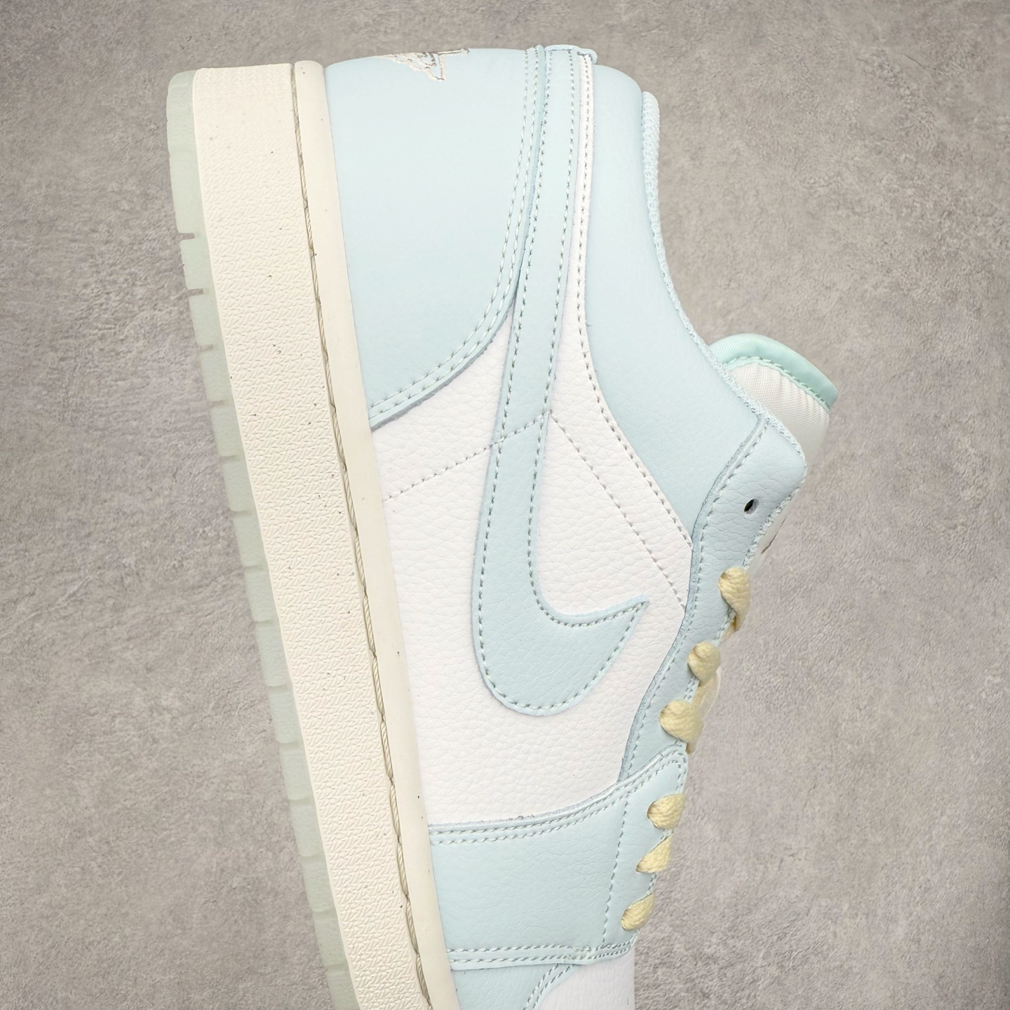 图片[6]-＃K版 Air Jordan AJ1 Low 低帮 浅蓝白 HJ5999-400 全新流水线出品 DT版本唯一平替选择 市场第二梯队最强版 全部原鞋开发 原楦原纸板开发 全鞋电脑针车 原厂内置全掌气垫 原盒内在原标 唯一Zp原版鞋带绑法 免检产品 全新2022版型 全头层皮料 完美零毛边处理 原厂配置全掌气垫 价格定位良心 几十个配色陆续出货 实拍调校N版已经零色差零失真 百分百还原实物色彩所见即所得 不存在货不对板色差等低级问题 选购参考实物拍摄 不混卖不参货 只用心做好货严格选品 承诺混一赔十 尺码：36 36.5 37.5 38 38.5 39 40 40.5 41 42 42.5 43 44 44.5 45-选品中心