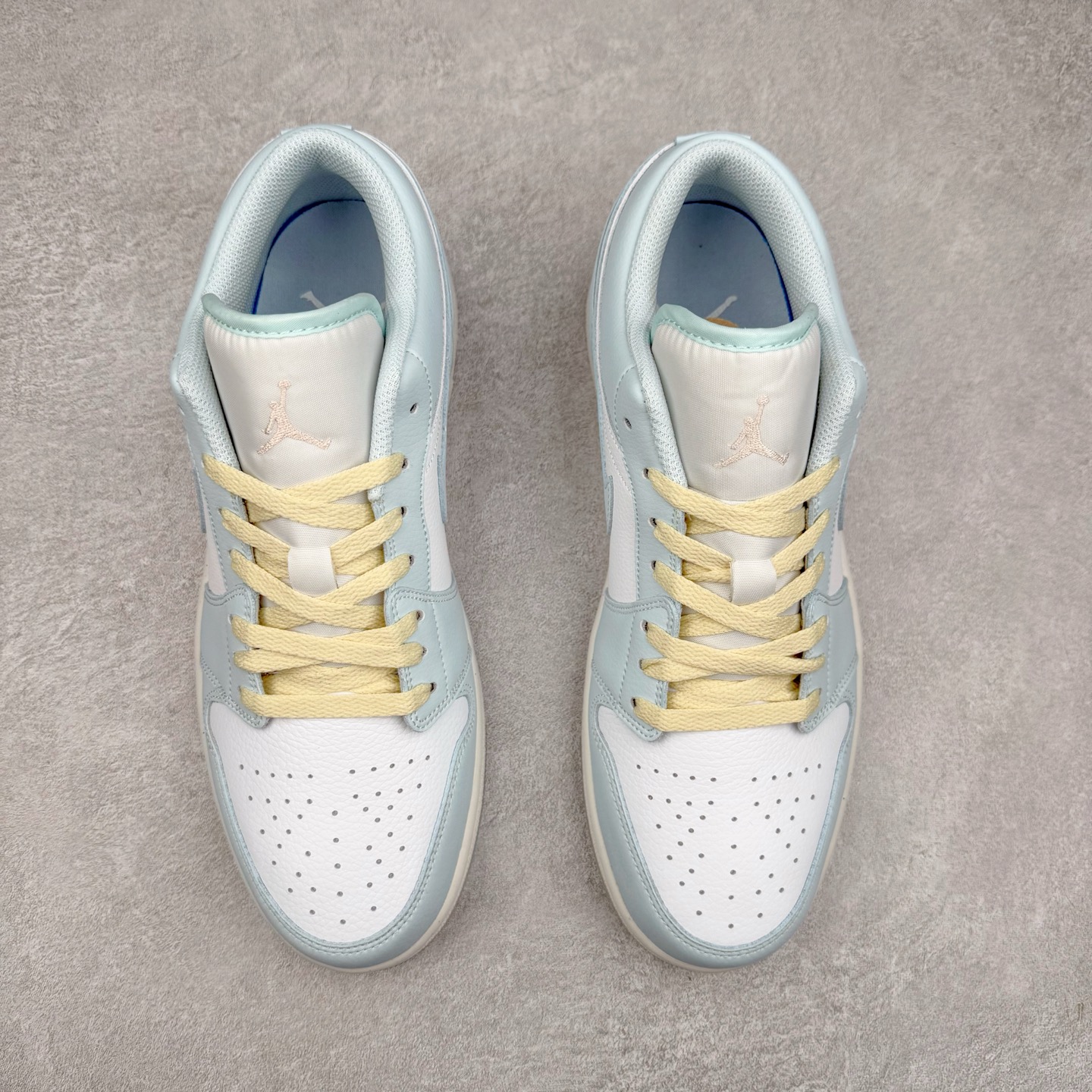 图片[2]-＃K版 Air Jordan AJ1 Low 低帮 浅蓝白 HJ5999-400 全新流水线出品 DT版本唯一平替选择 市场第二梯队最强版 全部原鞋开发 原楦原纸板开发 全鞋电脑针车 原厂内置全掌气垫 原盒内在原标 唯一Zp原版鞋带绑法 免检产品 全新2022版型 全头层皮料 完美零毛边处理 原厂配置全掌气垫 价格定位良心 几十个配色陆续出货 实拍调校N版已经零色差零失真 百分百还原实物色彩所见即所得 不存在货不对板色差等低级问题 选购参考实物拍摄 不混卖不参货 只用心做好货严格选品 承诺混一赔十 尺码：36 36.5 37.5 38 38.5 39 40 40.5 41 42 42.5 43 44 44.5 45-选品中心