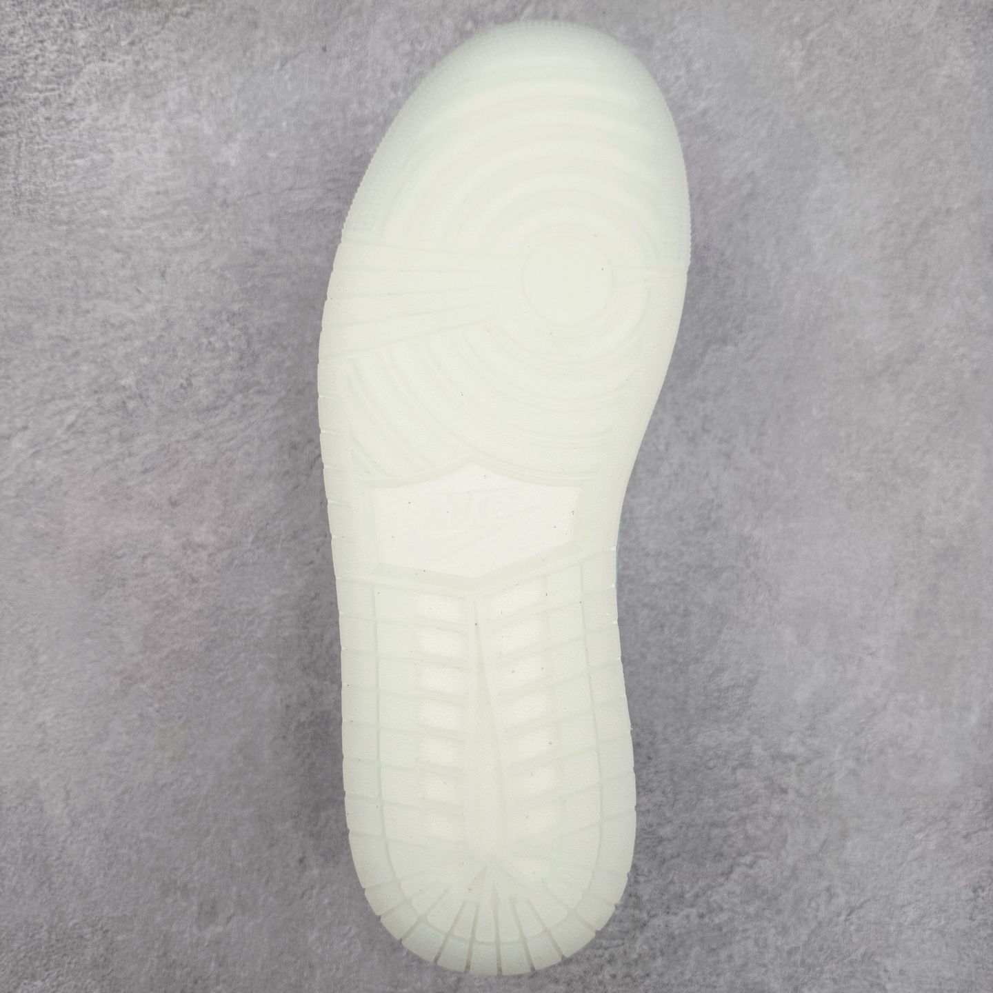 图片[9]-＃K版 Air Jordan AJ1 Low 低帮 浅蓝白 HJ5999-400 全新流水线出品 DT版本唯一平替选择 市场第二梯队最强版 全部原鞋开发 原楦原纸板开发 全鞋电脑针车 原厂内置全掌气垫 原盒内在原标 唯一Zp原版鞋带绑法 免检产品 全新2022版型 全头层皮料 完美零毛边处理 原厂配置全掌气垫 价格定位良心 几十个配色陆续出货 实拍调校N版已经零色差零失真 百分百还原实物色彩所见即所得 不存在货不对板色差等低级问题 选购参考实物拍摄 不混卖不参货 只用心做好货严格选品 承诺混一赔十 尺码：36 36.5 37.5 38 38.5 39 40 40.5 41 42 42.5 43 44 44.5 45-选品中心