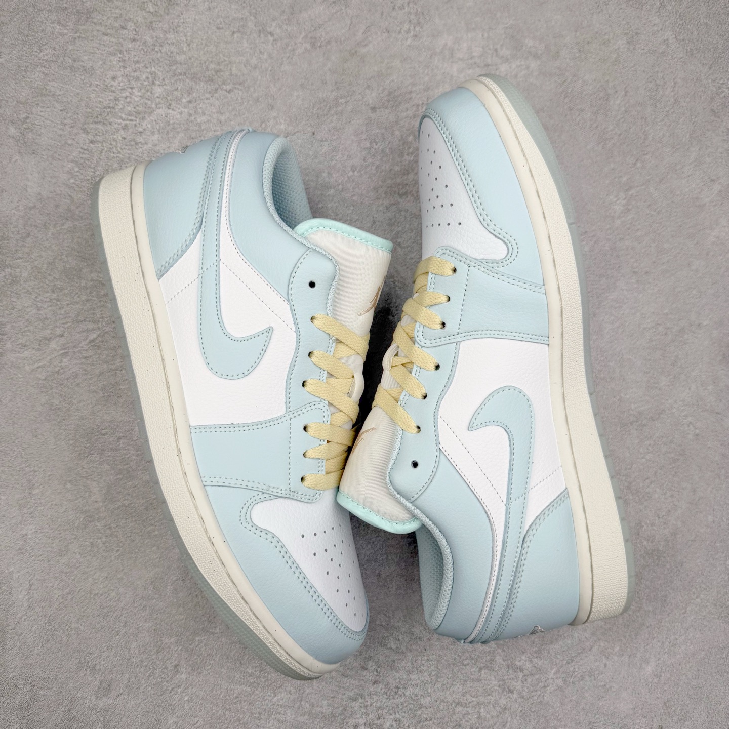 图片[3]-＃K版 Air Jordan AJ1 Low 低帮 浅蓝白 HJ5999-400 全新流水线出品 DT版本唯一平替选择 市场第二梯队最强版 全部原鞋开发 原楦原纸板开发 全鞋电脑针车 原厂内置全掌气垫 原盒内在原标 唯一Zp原版鞋带绑法 免检产品 全新2022版型 全头层皮料 完美零毛边处理 原厂配置全掌气垫 价格定位良心 几十个配色陆续出货 实拍调校N版已经零色差零失真 百分百还原实物色彩所见即所得 不存在货不对板色差等低级问题 选购参考实物拍摄 不混卖不参货 只用心做好货严格选品 承诺混一赔十 尺码：36 36.5 37.5 38 38.5 39 40 40.5 41 42 42.5 43 44 44.5 45-选品中心