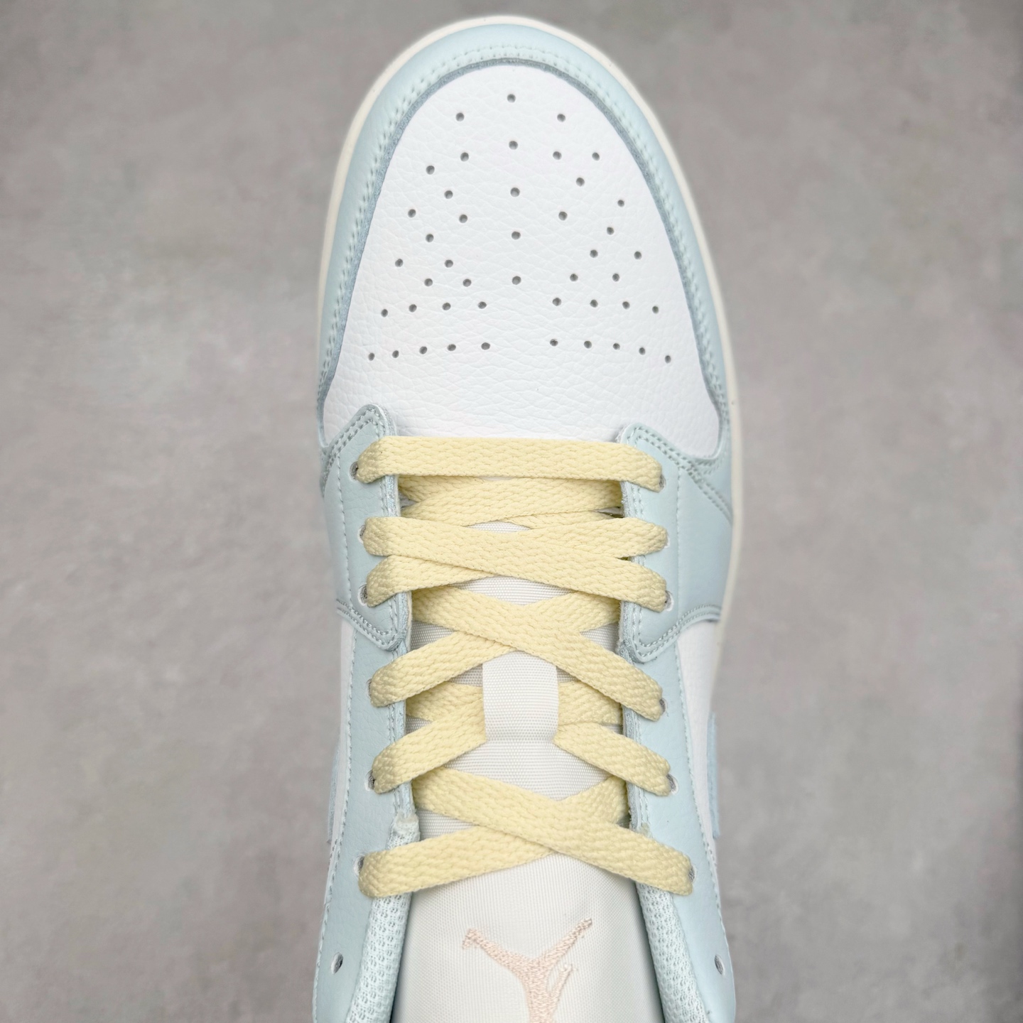 图片[4]-＃K版 Air Jordan AJ1 Low 低帮 浅蓝白 HJ5999-400 全新流水线出品 DT版本唯一平替选择 市场第二梯队最强版 全部原鞋开发 原楦原纸板开发 全鞋电脑针车 原厂内置全掌气垫 原盒内在原标 唯一Zp原版鞋带绑法 免检产品 全新2022版型 全头层皮料 完美零毛边处理 原厂配置全掌气垫 价格定位良心 几十个配色陆续出货 实拍调校N版已经零色差零失真 百分百还原实物色彩所见即所得 不存在货不对板色差等低级问题 选购参考实物拍摄 不混卖不参货 只用心做好货严格选品 承诺混一赔十 尺码：36 36.5 37.5 38 38.5 39 40 40.5 41 42 42.5 43 44 44.5 45-选品中心