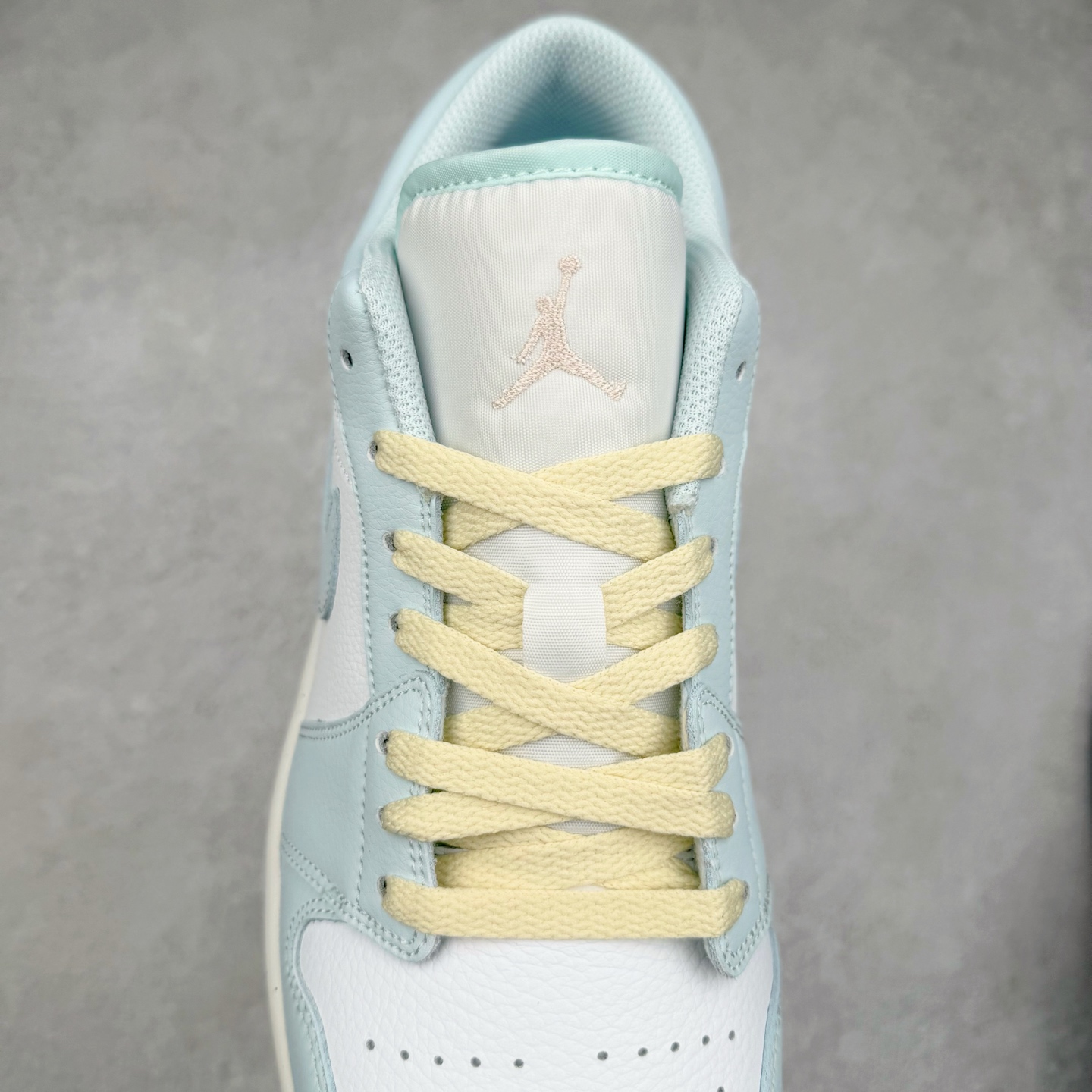 图片[5]-＃K版 Air Jordan AJ1 Low 低帮 浅蓝白 HJ5999-400 全新流水线出品 DT版本唯一平替选择 市场第二梯队最强版 全部原鞋开发 原楦原纸板开发 全鞋电脑针车 原厂内置全掌气垫 原盒内在原标 唯一Zp原版鞋带绑法 免检产品 全新2022版型 全头层皮料 完美零毛边处理 原厂配置全掌气垫 价格定位良心 几十个配色陆续出货 实拍调校N版已经零色差零失真 百分百还原实物色彩所见即所得 不存在货不对板色差等低级问题 选购参考实物拍摄 不混卖不参货 只用心做好货严格选品 承诺混一赔十 尺码：36 36.5 37.5 38 38.5 39 40 40.5 41 42 42.5 43 44 44.5 45-选品中心