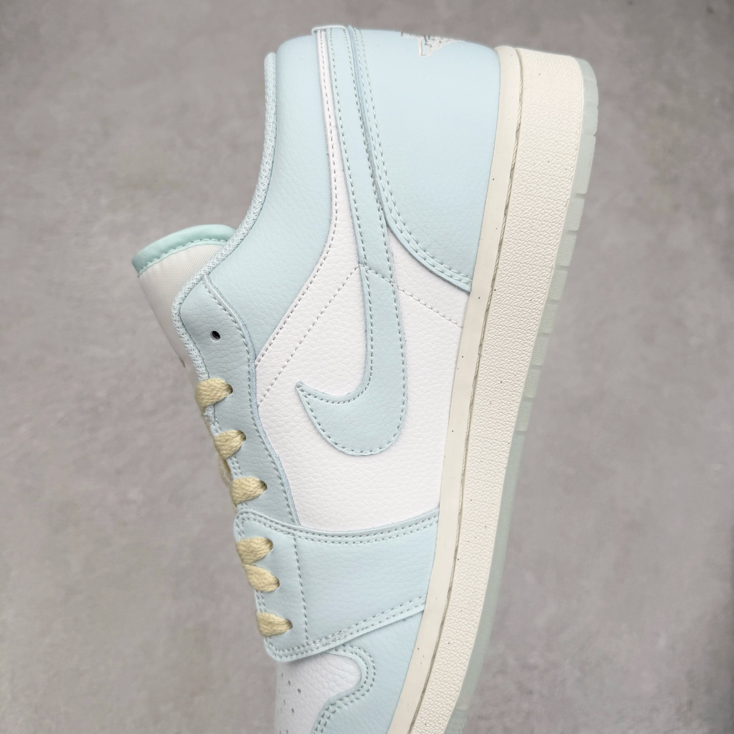 图片[7]-＃K版 Air Jordan AJ1 Low 低帮 浅蓝白 HJ5999-400 全新流水线出品 DT版本唯一平替选择 市场第二梯队最强版 全部原鞋开发 原楦原纸板开发 全鞋电脑针车 原厂内置全掌气垫 原盒内在原标 唯一Zp原版鞋带绑法 免检产品 全新2022版型 全头层皮料 完美零毛边处理 原厂配置全掌气垫 价格定位良心 几十个配色陆续出货 实拍调校N版已经零色差零失真 百分百还原实物色彩所见即所得 不存在货不对板色差等低级问题 选购参考实物拍摄 不混卖不参货 只用心做好货严格选品 承诺混一赔十 尺码：36 36.5 37.5 38 38.5 39 40 40.5 41 42 42.5 43 44 44.5 45-选品中心