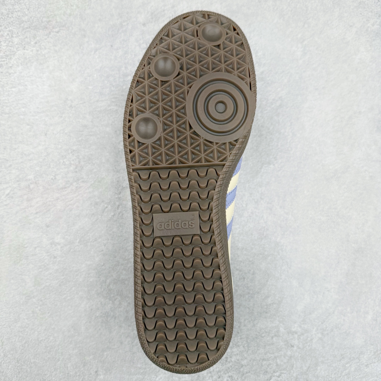 图片[9]-AD Original Samba OG 复古经典轻便板鞋 JI2678 这款桑巴鞋展示了高质量的工艺 带有装饰的超锁缝制和无缝的手感 柔软、柔软的皮革造型和标志性的3条纹完成了精致的外观 正规合身鞋带 鞋面上有绒面鞋垫 橡胶鞋底 享受正畸套筒软感 自50年代首次亮相以来就一直在赢得粉丝的青睐 尺码：36 36.5 37.5 38 38.5 39 40 40.5 41 42 42.5 43 44 44.5 45-选品中心