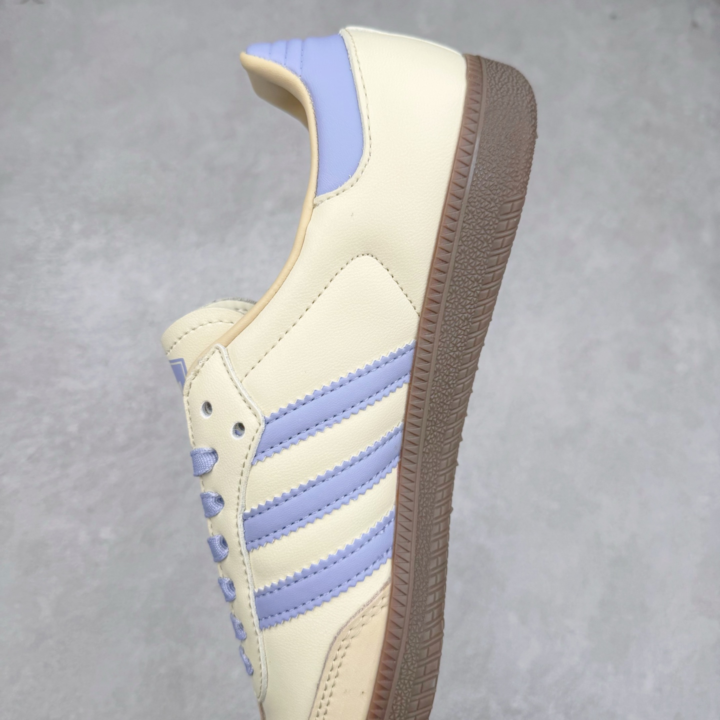 图片[7]-AD Original Samba OG 复古经典轻便板鞋 JI2678 这款桑巴鞋展示了高质量的工艺 带有装饰的超锁缝制和无缝的手感 柔软、柔软的皮革造型和标志性的3条纹完成了精致的外观 正规合身鞋带 鞋面上有绒面鞋垫 橡胶鞋底 享受正畸套筒软感 自50年代首次亮相以来就一直在赢得粉丝的青睐 尺码：36 36.5 37.5 38 38.5 39 40 40.5 41 42 42.5 43 44 44.5 45-选品中心