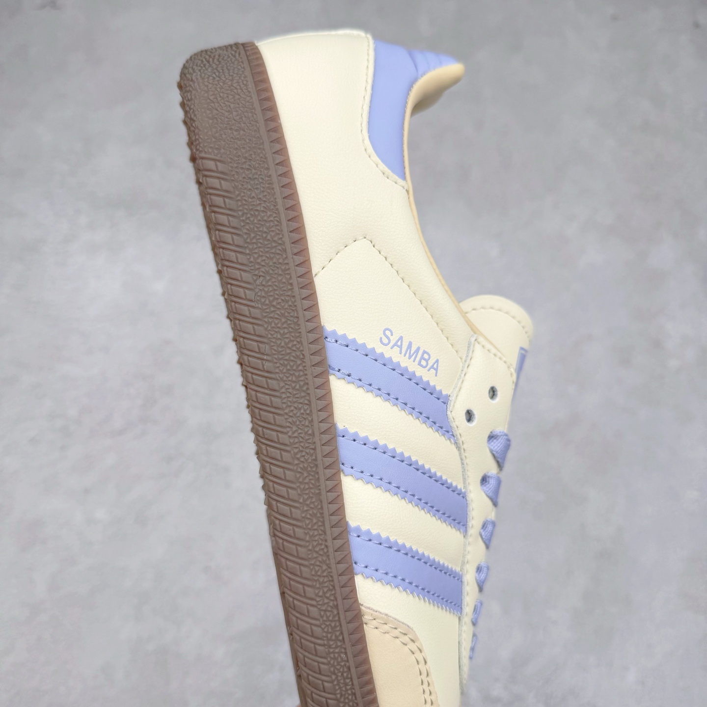 图片[6]-AD Original Samba OG 复古经典轻便板鞋 JI2678 这款桑巴鞋展示了高质量的工艺 带有装饰的超锁缝制和无缝的手感 柔软、柔软的皮革造型和标志性的3条纹完成了精致的外观 正规合身鞋带 鞋面上有绒面鞋垫 橡胶鞋底 享受正畸套筒软感 自50年代首次亮相以来就一直在赢得粉丝的青睐 尺码：36 36.5 37.5 38 38.5 39 40 40.5 41 42 42.5 43 44 44.5 45-选品中心