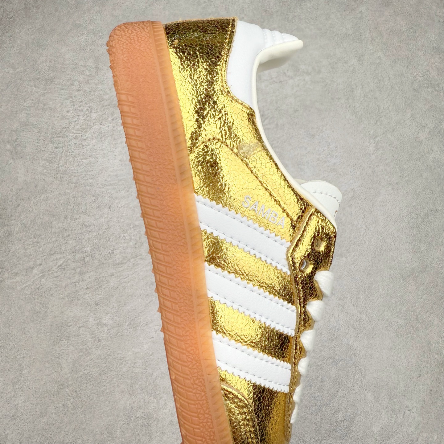 图片[6]-AD Original Samba OG 复古经典轻便板鞋 KI5719 这款桑巴鞋展示了高质量的工艺 带有装饰的超锁缝制和无缝的手感 柔软、柔软的皮革造型和标志性的3条纹完成了精致的外观 正规合身鞋带 鞋面上有绒面鞋垫 橡胶鞋底 享受正畸套筒软感 自50年代首次亮相以来就一直在赢得粉丝的青睐 尺码：36 36.5 37.5 38 38.5 39 40 40.5 41 42 42.5 43 44 44.5 45-选品中心