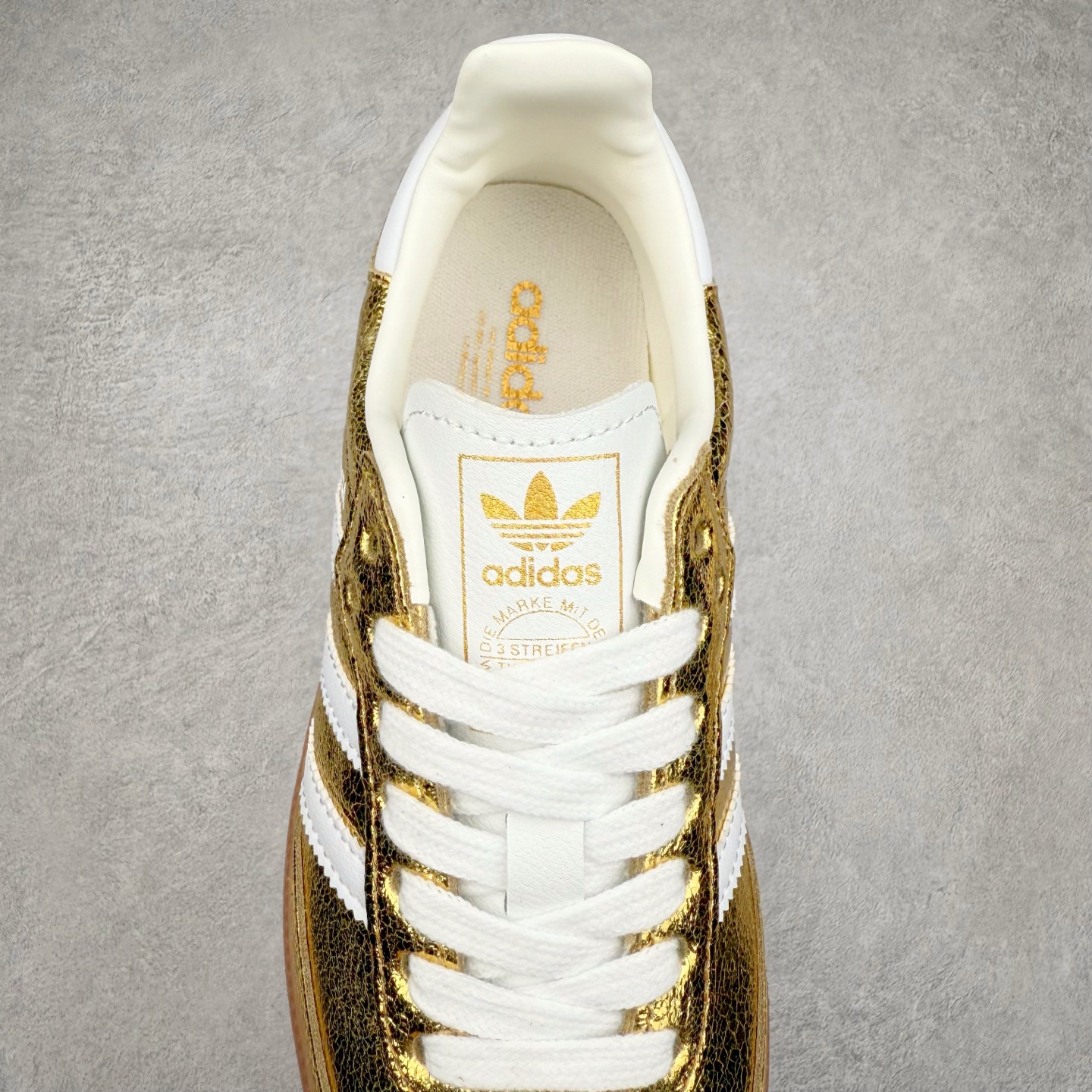 图片[5]-AD Original Samba OG 复古经典轻便板鞋 KI5719 这款桑巴鞋展示了高质量的工艺 带有装饰的超锁缝制和无缝的手感 柔软、柔软的皮革造型和标志性的3条纹完成了精致的外观 正规合身鞋带 鞋面上有绒面鞋垫 橡胶鞋底 享受正畸套筒软感 自50年代首次亮相以来就一直在赢得粉丝的青睐 尺码：36 36.5 37.5 38 38.5 39 40 40.5 41 42 42.5 43 44 44.5 45-选品中心