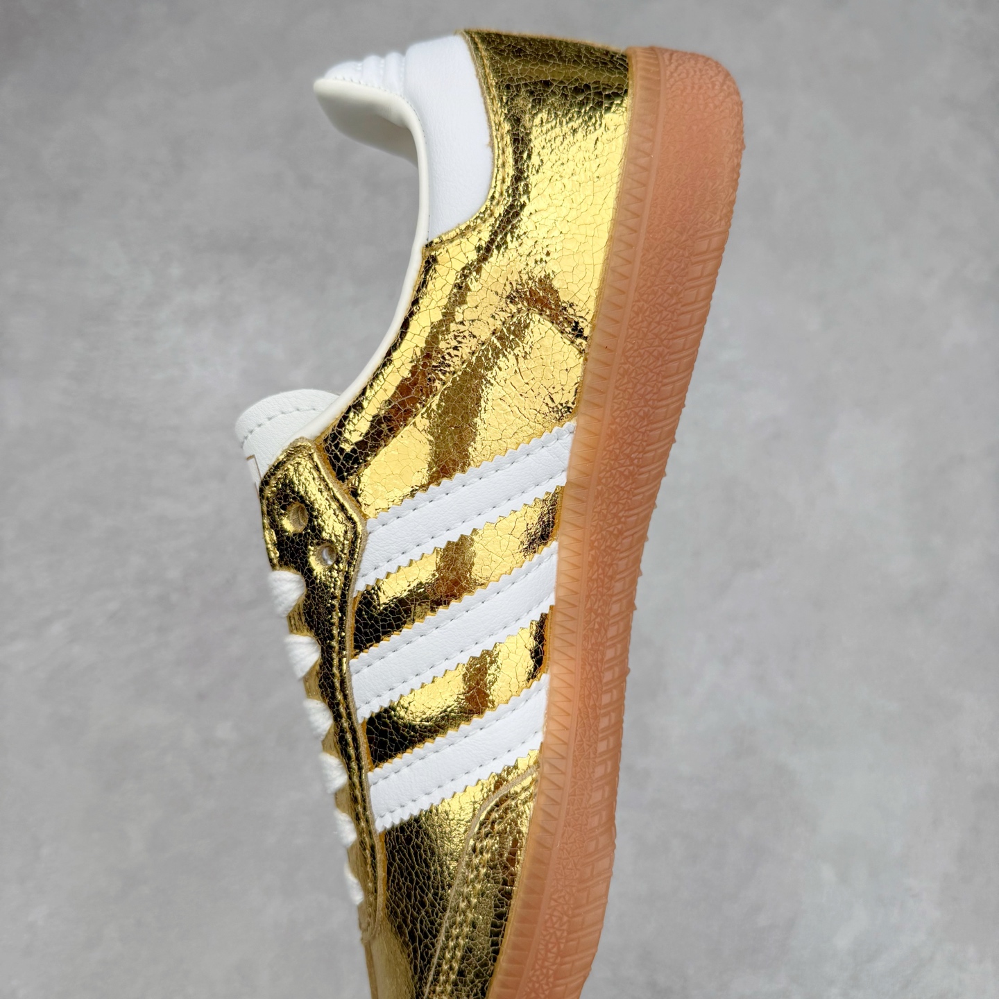 图片[7]-AD Original Samba OG 复古经典轻便板鞋 KI5719 这款桑巴鞋展示了高质量的工艺 带有装饰的超锁缝制和无缝的手感 柔软、柔软的皮革造型和标志性的3条纹完成了精致的外观 正规合身鞋带 鞋面上有绒面鞋垫 橡胶鞋底 享受正畸套筒软感 自50年代首次亮相以来就一直在赢得粉丝的青睐 尺码：36 36.5 37.5 38 38.5 39 40 40.5 41 42 42.5 43 44 44.5 45-选品中心