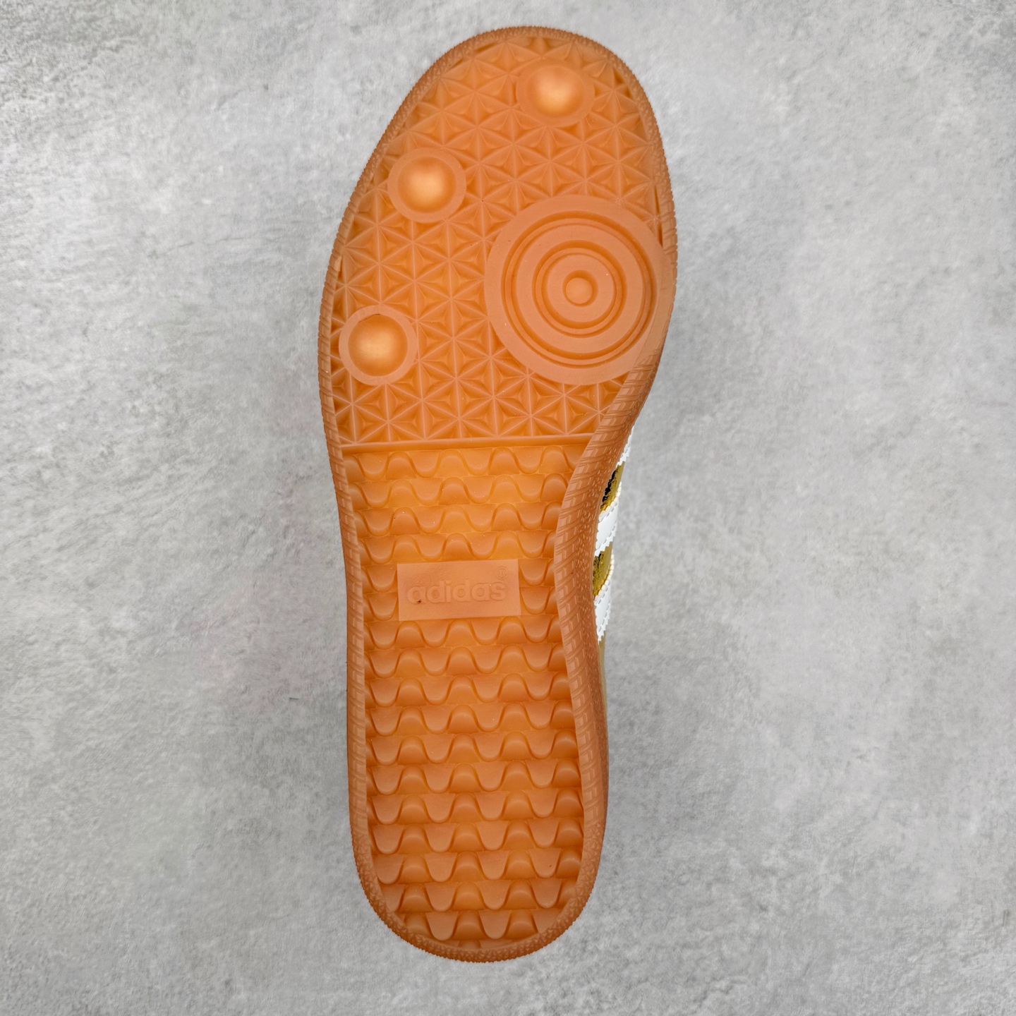 图片[9]-AD Original Samba OG 复古经典轻便板鞋 KI5719 这款桑巴鞋展示了高质量的工艺 带有装饰的超锁缝制和无缝的手感 柔软、柔软的皮革造型和标志性的3条纹完成了精致的外观 正规合身鞋带 鞋面上有绒面鞋垫 橡胶鞋底 享受正畸套筒软感 自50年代首次亮相以来就一直在赢得粉丝的青睐 尺码：36 36.5 37.5 38 38.5 39 40 40.5 41 42 42.5 43 44 44.5 45-选品中心