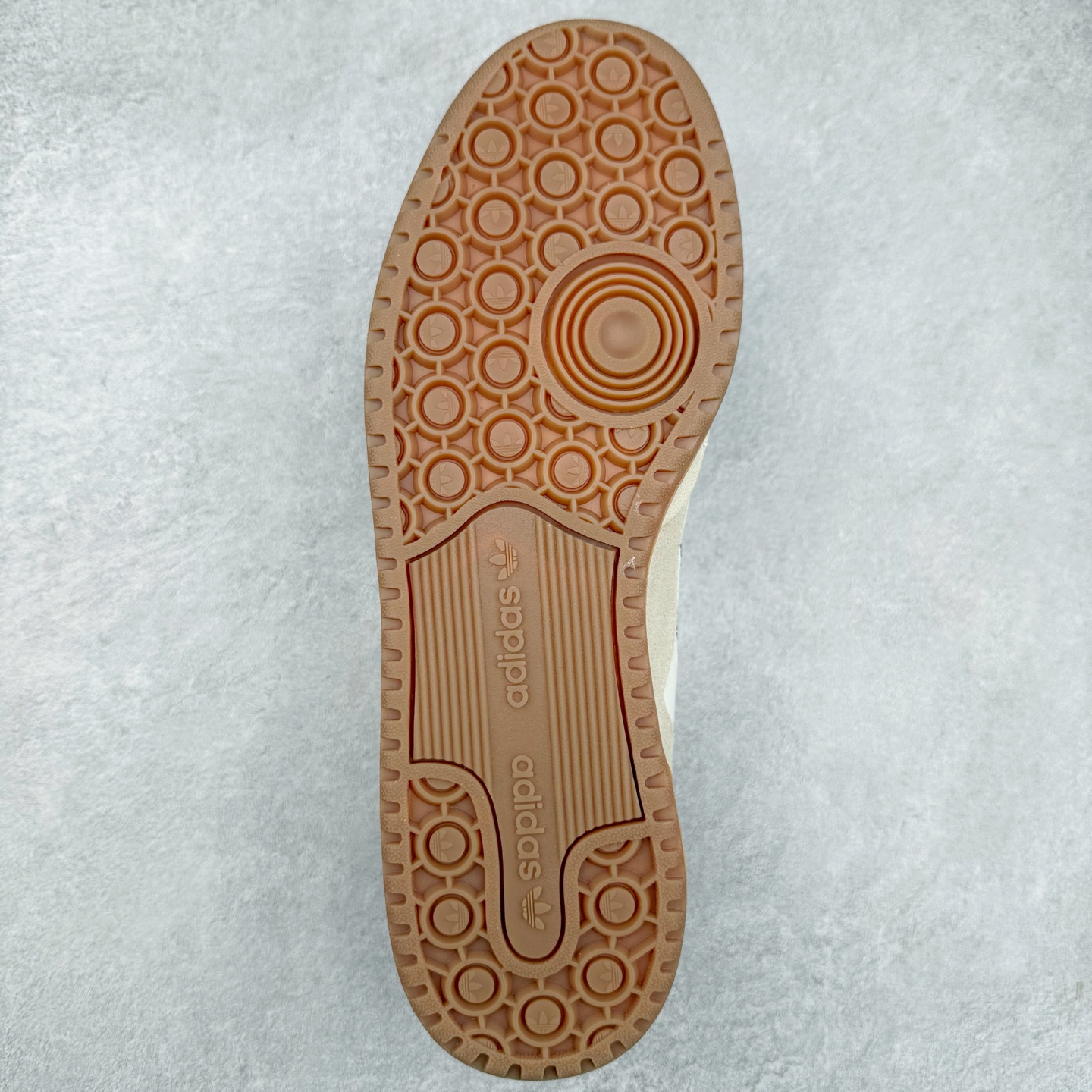 图片[9]-＃C版纯原 AD Forum 84 Low OG 低帮百搭潮流休闲运动板鞋 JH7940 以复古篮球鞋的外形为基础 采用皮革拼接 简约百搭 更加贴合舒适 中底内侧网格造型起到点睛之笔 外底橡胶 更显复古 尺码：36 36.5 37.5 38 38.5 39 40 40.5 41 42 42.5 43 44 44.5 45-选品中心