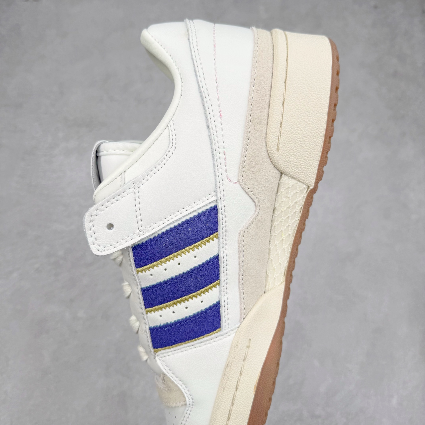 图片[7]-＃C版纯原 AD Forum 84 Low OG 低帮百搭潮流休闲运动板鞋 JH7940 以复古篮球鞋的外形为基础 采用皮革拼接 简约百搭 更加贴合舒适 中底内侧网格造型起到点睛之笔 外底橡胶 更显复古 尺码：36 36.5 37.5 38 38.5 39 40 40.5 41 42 42.5 43 44 44.5 45-选品中心