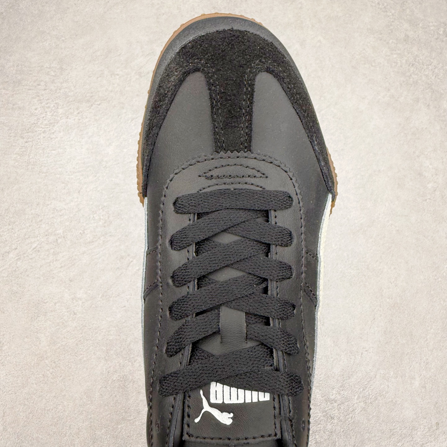 图片[4]-PUMA Bella UT Low 彪马贝拉UT系列低帮薄底德训复古风经典百搭休闲慢跑鞋 继将 Speedcat OG 带回后，近日 Puma 再以品牌档案室的经典鞋型 Bella OG 为蓝本，推出契合时下薄底球鞋趋势的 Bella UT 鞋款。自 21 世纪初问世以来，Bella OG 鞋型以其独特的薄底设计和上翻外底设计收获了众多年轻拥趸，更是 PUMA DNA 中不可磨灭的经典。此番重新推出的 Bella UT 鞋款，整体鞋面采用上乘皮革材质，并延续 Formstrip 设计语言；鞋头处采用精致的包头设计，搭配麂皮材质提升质感；鞋底部分保留 Bella 鞋款标志性的薄底和点状橡胶外底，上翘的设计包裹鞋面；鞋舌与鞋跟分别点缀美洲狮 Logo 与品牌字母 Logo。值得一提的是，本次 Bella UT 鞋款搭载 SOFTFOAM+ 鞋垫，兼顾美学设计与穿着舒适度。而配色上则提供白、黄、蓝、银、粉五款颜色。尺码：35.5 36 37 37.5 38 39 39.5 40 40.5 41 42 42.5 43 44 44.5 45-选品中心