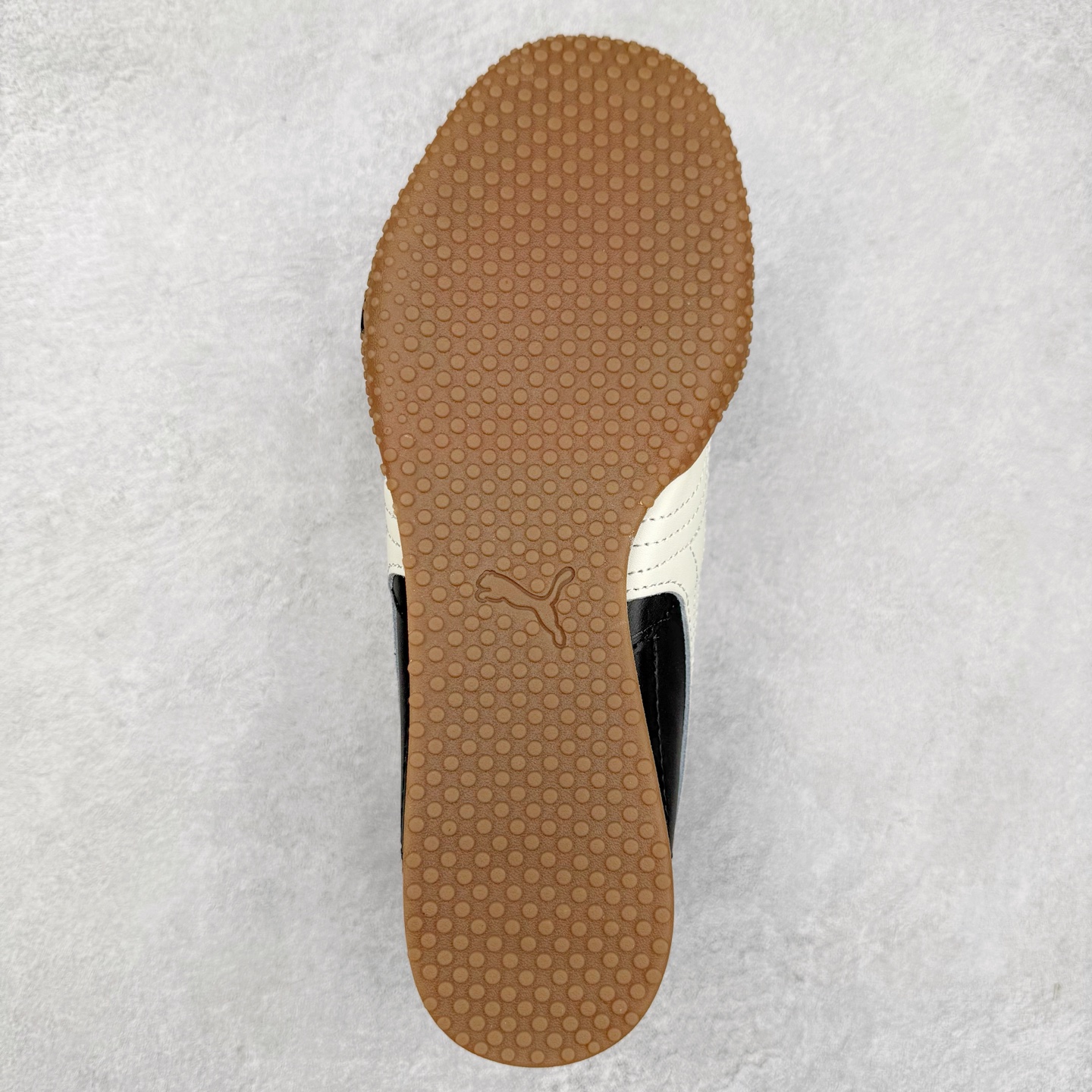 图片[9]-PUMA Bella UT Low 彪马贝拉UT系列低帮薄底德训复古风经典百搭休闲慢跑鞋 继将 Speedcat OG 带回后，近日 Puma 再以品牌档案室的经典鞋型 Bella OG 为蓝本，推出契合时下薄底球鞋趋势的 Bella UT 鞋款。自 21 世纪初问世以来，Bella OG 鞋型以其独特的薄底设计和上翻外底设计收获了众多年轻拥趸，更是 PUMA DNA 中不可磨灭的经典。此番重新推出的 Bella UT 鞋款，整体鞋面采用上乘皮革材质，并延续 Formstrip 设计语言；鞋头处采用精致的包头设计，搭配麂皮材质提升质感；鞋底部分保留 Bella 鞋款标志性的薄底和点状橡胶外底，上翘的设计包裹鞋面；鞋舌与鞋跟分别点缀美洲狮 Logo 与品牌字母 Logo。值得一提的是，本次 Bella UT 鞋款搭载 SOFTFOAM+ 鞋垫，兼顾美学设计与穿着舒适度。而配色上则提供白、黄、蓝、银、粉五款颜色。尺码：35.5 36 37 37.5 38 39 39.5 40 40.5 41 42 42.5 43 44 44.5 45-选品中心