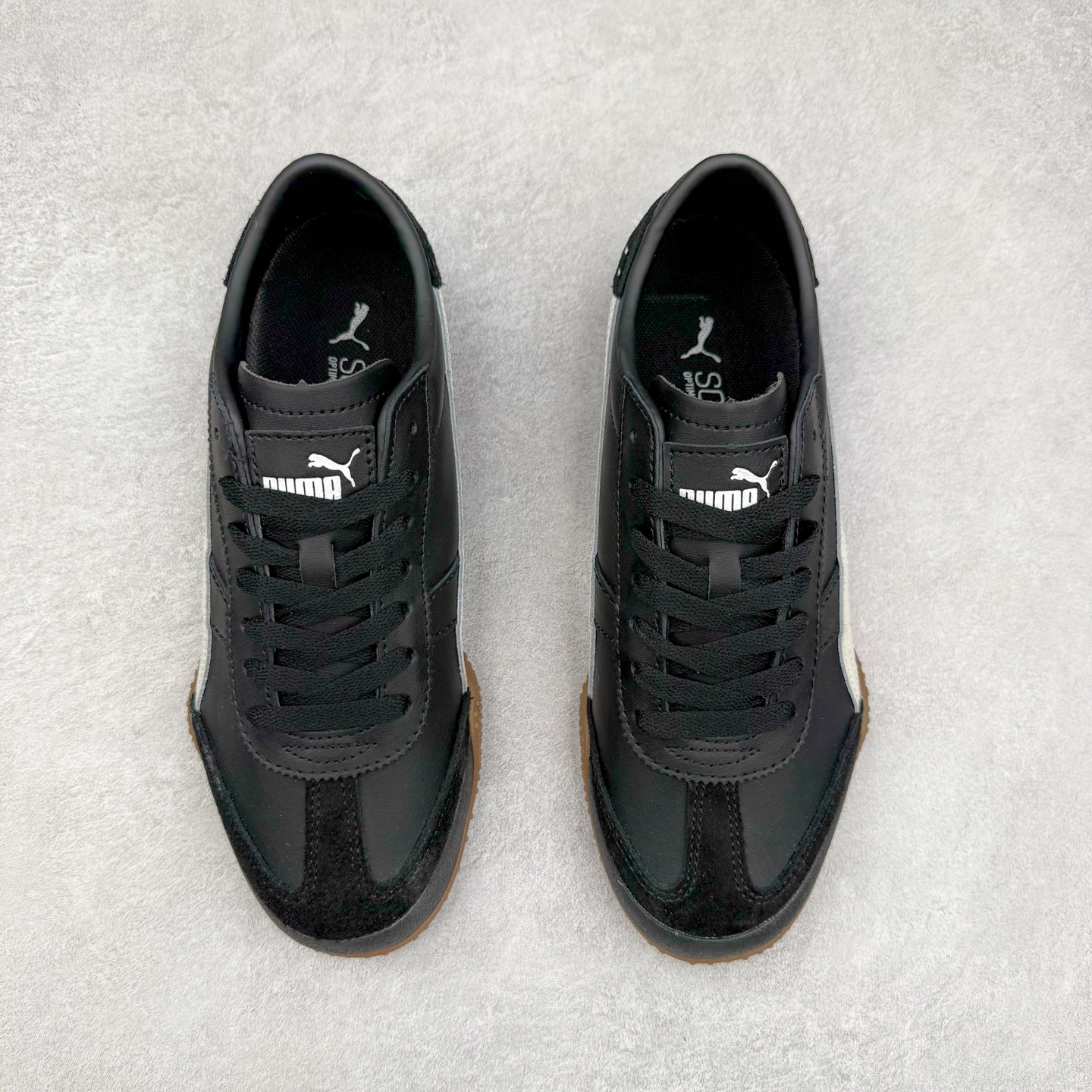 图片[2]-PUMA Bella UT Low 彪马贝拉UT系列低帮薄底德训复古风经典百搭休闲慢跑鞋 继将 Speedcat OG 带回后，近日 Puma 再以品牌档案室的经典鞋型 Bella OG 为蓝本，推出契合时下薄底球鞋趋势的 Bella UT 鞋款。自 21 世纪初问世以来，Bella OG 鞋型以其独特的薄底设计和上翻外底设计收获了众多年轻拥趸，更是 PUMA DNA 中不可磨灭的经典。此番重新推出的 Bella UT 鞋款，整体鞋面采用上乘皮革材质，并延续 Formstrip 设计语言；鞋头处采用精致的包头设计，搭配麂皮材质提升质感；鞋底部分保留 Bella 鞋款标志性的薄底和点状橡胶外底，上翘的设计包裹鞋面；鞋舌与鞋跟分别点缀美洲狮 Logo 与品牌字母 Logo。值得一提的是，本次 Bella UT 鞋款搭载 SOFTFOAM+ 鞋垫，兼顾美学设计与穿着舒适度。而配色上则提供白、黄、蓝、银、粉五款颜色。尺码：35.5 36 37 37.5 38 39 39.5 40 40.5 41 42 42.5 43 44 44.5 45-选品中心