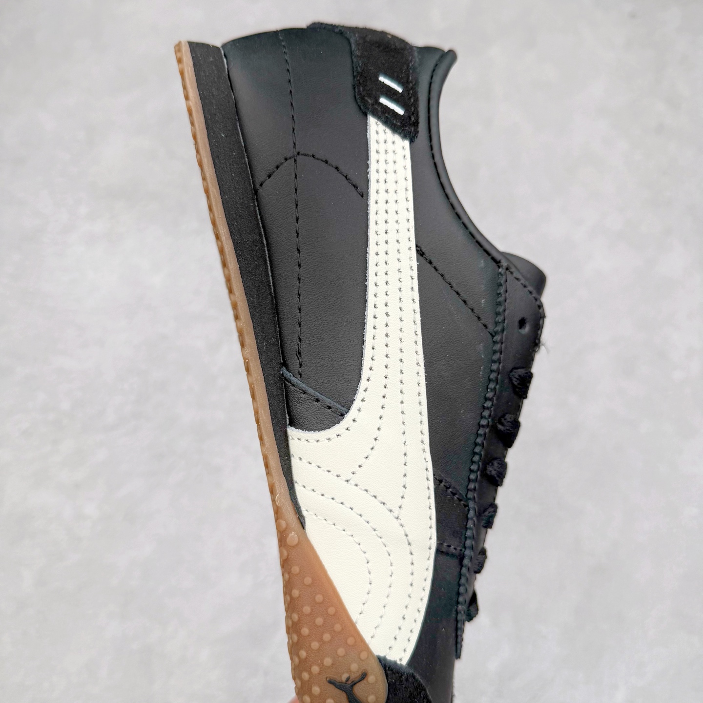 图片[6]-PUMA Bella UT Low 彪马贝拉UT系列低帮薄底德训复古风经典百搭休闲慢跑鞋 继将 Speedcat OG 带回后，近日 Puma 再以品牌档案室的经典鞋型 Bella OG 为蓝本，推出契合时下薄底球鞋趋势的 Bella UT 鞋款。自 21 世纪初问世以来，Bella OG 鞋型以其独特的薄底设计和上翻外底设计收获了众多年轻拥趸，更是 PUMA DNA 中不可磨灭的经典。此番重新推出的 Bella UT 鞋款，整体鞋面采用上乘皮革材质，并延续 Formstrip 设计语言；鞋头处采用精致的包头设计，搭配麂皮材质提升质感；鞋底部分保留 Bella 鞋款标志性的薄底和点状橡胶外底，上翘的设计包裹鞋面；鞋舌与鞋跟分别点缀美洲狮 Logo 与品牌字母 Logo。值得一提的是，本次 Bella UT 鞋款搭载 SOFTFOAM+ 鞋垫，兼顾美学设计与穿着舒适度。而配色上则提供白、黄、蓝、银、粉五款颜色。尺码：35.5 36 37 37.5 38 39 39.5 40 40.5 41 42 42.5 43 44 44.5 45-选品中心