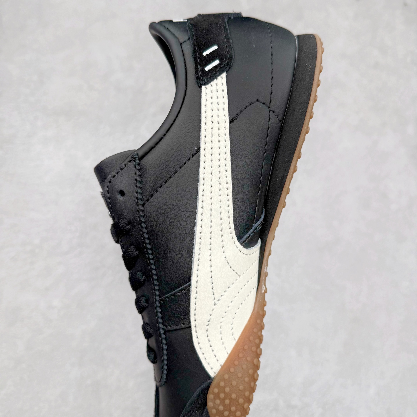 图片[7]-PUMA Bella UT Low 彪马贝拉UT系列低帮薄底德训复古风经典百搭休闲慢跑鞋 继将 Speedcat OG 带回后，近日 Puma 再以品牌档案室的经典鞋型 Bella OG 为蓝本，推出契合时下薄底球鞋趋势的 Bella UT 鞋款。自 21 世纪初问世以来，Bella OG 鞋型以其独特的薄底设计和上翻外底设计收获了众多年轻拥趸，更是 PUMA DNA 中不可磨灭的经典。此番重新推出的 Bella UT 鞋款，整体鞋面采用上乘皮革材质，并延续 Formstrip 设计语言；鞋头处采用精致的包头设计，搭配麂皮材质提升质感；鞋底部分保留 Bella 鞋款标志性的薄底和点状橡胶外底，上翘的设计包裹鞋面；鞋舌与鞋跟分别点缀美洲狮 Logo 与品牌字母 Logo。值得一提的是，本次 Bella UT 鞋款搭载 SOFTFOAM+ 鞋垫，兼顾美学设计与穿着舒适度。而配色上则提供白、黄、蓝、银、粉五款颜色。尺码：35.5 36 37 37.5 38 39 39.5 40 40.5 41 42 42.5 43 44 44.5 45-选品中心