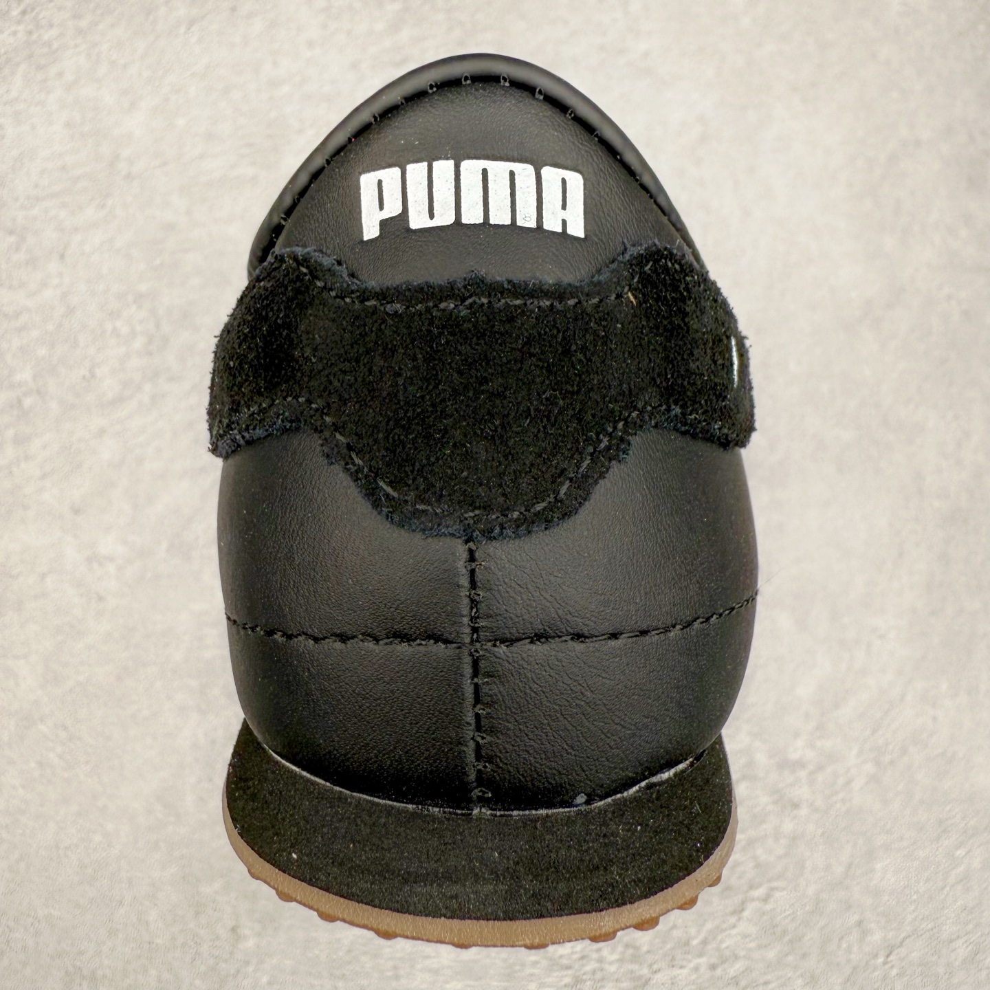 图片[8]-PUMA Bella UT Low 彪马贝拉UT系列低帮薄底德训复古风经典百搭休闲慢跑鞋 继将 Speedcat OG 带回后，近日 Puma 再以品牌档案室的经典鞋型 Bella OG 为蓝本，推出契合时下薄底球鞋趋势的 Bella UT 鞋款。自 21 世纪初问世以来，Bella OG 鞋型以其独特的薄底设计和上翻外底设计收获了众多年轻拥趸，更是 PUMA DNA 中不可磨灭的经典。此番重新推出的 Bella UT 鞋款，整体鞋面采用上乘皮革材质，并延续 Formstrip 设计语言；鞋头处采用精致的包头设计，搭配麂皮材质提升质感；鞋底部分保留 Bella 鞋款标志性的薄底和点状橡胶外底，上翘的设计包裹鞋面；鞋舌与鞋跟分别点缀美洲狮 Logo 与品牌字母 Logo。值得一提的是，本次 Bella UT 鞋款搭载 SOFTFOAM+ 鞋垫，兼顾美学设计与穿着舒适度。而配色上则提供白、黄、蓝、银、粉五款颜色。尺码：35.5 36 37 37.5 38 39 39.5 40 40.5 41 42 42.5 43 44 44.5 45-选品中心