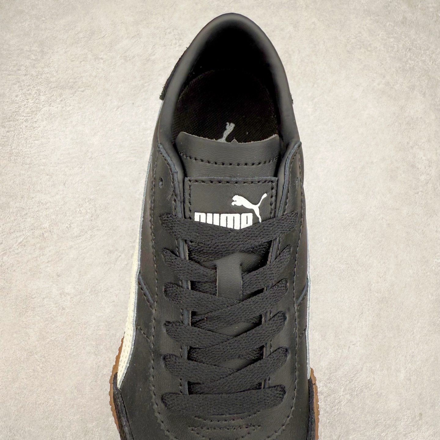 图片[5]-PUMA Bella UT Low 彪马贝拉UT系列低帮薄底德训复古风经典百搭休闲慢跑鞋 继将 Speedcat OG 带回后，近日 Puma 再以品牌档案室的经典鞋型 Bella OG 为蓝本，推出契合时下薄底球鞋趋势的 Bella UT 鞋款。自 21 世纪初问世以来，Bella OG 鞋型以其独特的薄底设计和上翻外底设计收获了众多年轻拥趸，更是 PUMA DNA 中不可磨灭的经典。此番重新推出的 Bella UT 鞋款，整体鞋面采用上乘皮革材质，并延续 Formstrip 设计语言；鞋头处采用精致的包头设计，搭配麂皮材质提升质感；鞋底部分保留 Bella 鞋款标志性的薄底和点状橡胶外底，上翘的设计包裹鞋面；鞋舌与鞋跟分别点缀美洲狮 Logo 与品牌字母 Logo。值得一提的是，本次 Bella UT 鞋款搭载 SOFTFOAM+ 鞋垫，兼顾美学设计与穿着舒适度。而配色上则提供白、黄、蓝、银、粉五款颜色。尺码：35.5 36 37 37.5 38 39 39.5 40 40.5 41 42 42.5 43 44 44.5 45-选品中心