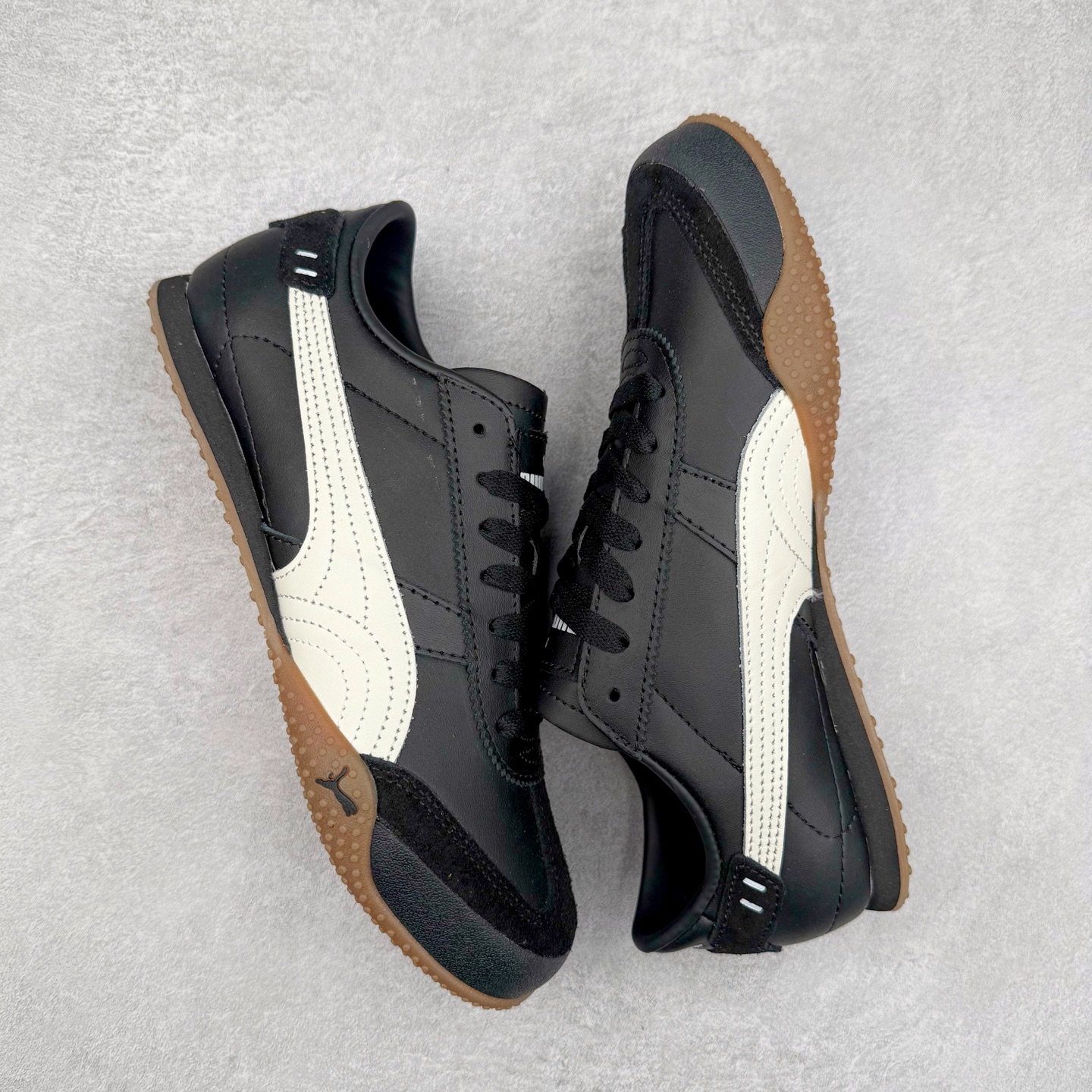 图片[3]-PUMA Bella UT Low 彪马贝拉UT系列低帮薄底德训复古风经典百搭休闲慢跑鞋 继将 Speedcat OG 带回后，近日 Puma 再以品牌档案室的经典鞋型 Bella OG 为蓝本，推出契合时下薄底球鞋趋势的 Bella UT 鞋款。自 21 世纪初问世以来，Bella OG 鞋型以其独特的薄底设计和上翻外底设计收获了众多年轻拥趸，更是 PUMA DNA 中不可磨灭的经典。此番重新推出的 Bella UT 鞋款，整体鞋面采用上乘皮革材质，并延续 Formstrip 设计语言；鞋头处采用精致的包头设计，搭配麂皮材质提升质感；鞋底部分保留 Bella 鞋款标志性的薄底和点状橡胶外底，上翘的设计包裹鞋面；鞋舌与鞋跟分别点缀美洲狮 Logo 与品牌字母 Logo。值得一提的是，本次 Bella UT 鞋款搭载 SOFTFOAM+ 鞋垫，兼顾美学设计与穿着舒适度。而配色上则提供白、黄、蓝、银、粉五款颜色。尺码：35.5 36 37 37.5 38 39 39.5 40 40.5 41 42 42.5 43 44 44.5 45-选品中心