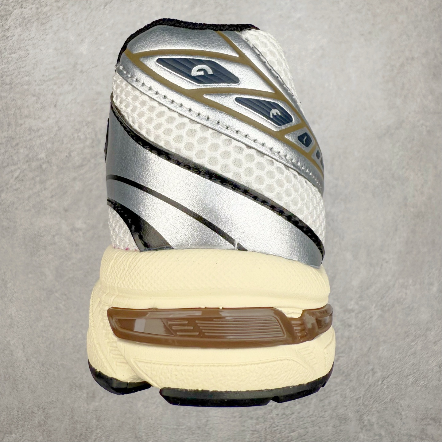 图片[8]-Asics Gel-1130 亚瑟士系列低帮复古休闲运动慢跑鞋 整双鞋在鞋面部分选用网眼布与皮革相互连接，在鞋面银色金属质感的线条中，ASICS 品牌标志性的虎爪 Logo 出现在鞋身侧面，既展现出复古美感，又加深了整双鞋的层次感。搭载着 Ortholite 鞋垫，之后再辅以 GEL 缓震胶中底和耐磨大底，在提升上脚舒适性的同时，在缓震脚感以及耐磨抓地力方面也能满足日常运动需求。尺码：36 37 37.5 38 39.5 40 40.5 41.5 42 42.5 43.5 44 45-选品中心