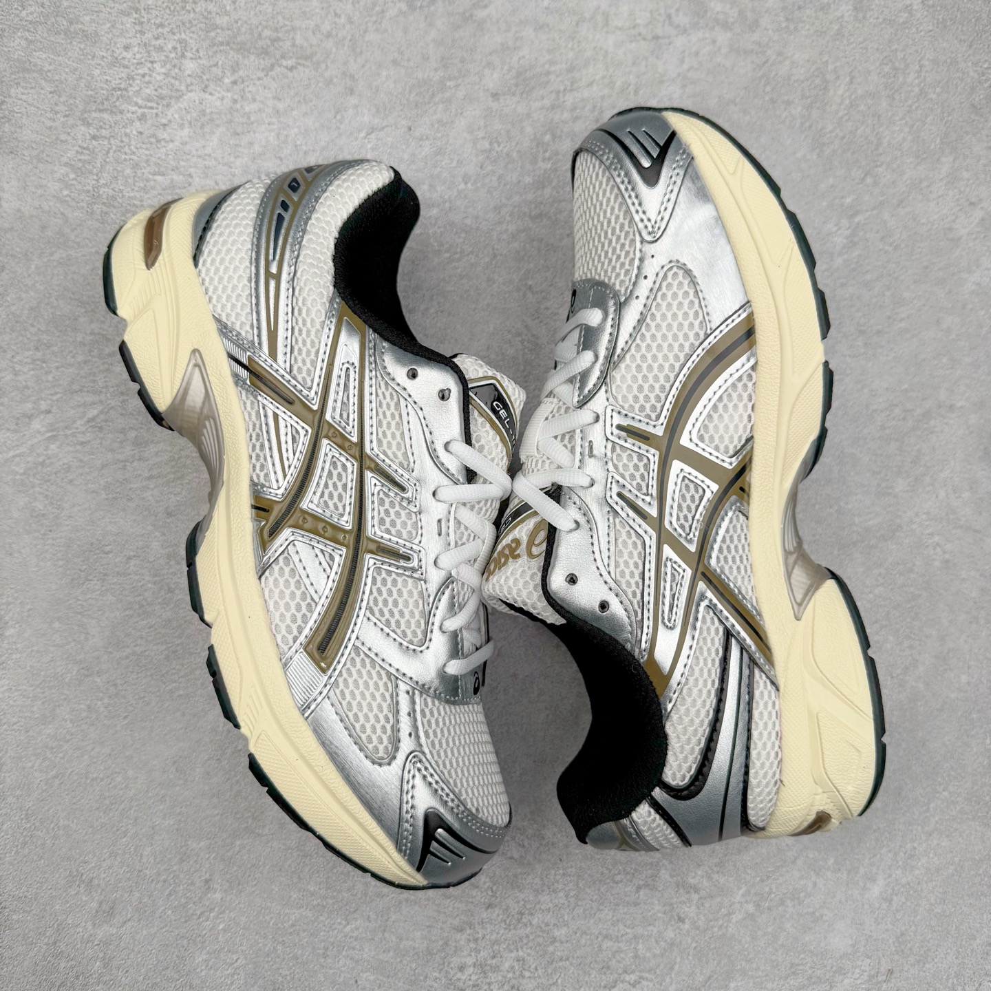 图片[3]-Asics Gel-1130 亚瑟士系列低帮复古休闲运动慢跑鞋 整双鞋在鞋面部分选用网眼布与皮革相互连接，在鞋面银色金属质感的线条中，ASICS 品牌标志性的虎爪 Logo 出现在鞋身侧面，既展现出复古美感，又加深了整双鞋的层次感。搭载着 Ortholite 鞋垫，之后再辅以 GEL 缓震胶中底和耐磨大底，在提升上脚舒适性的同时，在缓震脚感以及耐磨抓地力方面也能满足日常运动需求。尺码：36 37 37.5 38 39.5 40 40.5 41.5 42 42.5 43.5 44 45-选品中心