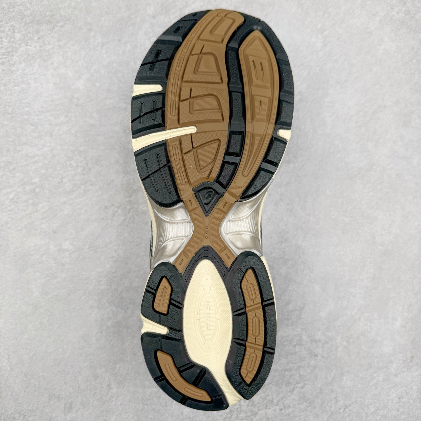 图片[9]-Asics Gel-1130 亚瑟士系列低帮复古休闲运动慢跑鞋 整双鞋在鞋面部分选用网眼布与皮革相互连接，在鞋面银色金属质感的线条中，ASICS 品牌标志性的虎爪 Logo 出现在鞋身侧面，既展现出复古美感，又加深了整双鞋的层次感。搭载着 Ortholite 鞋垫，之后再辅以 GEL 缓震胶中底和耐磨大底，在提升上脚舒适性的同时，在缓震脚感以及耐磨抓地力方面也能满足日常运动需求。尺码：36 37 37.5 38 39.5 40 40.5 41.5 42 42.5 43.5 44 45-选品中心