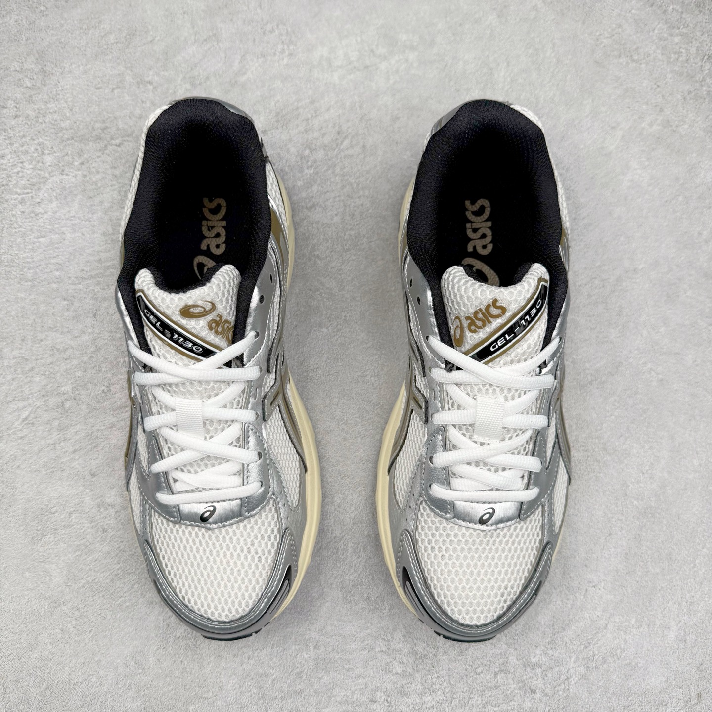 图片[2]-Asics Gel-1130 亚瑟士系列低帮复古休闲运动慢跑鞋 整双鞋在鞋面部分选用网眼布与皮革相互连接，在鞋面银色金属质感的线条中，ASICS 品牌标志性的虎爪 Logo 出现在鞋身侧面，既展现出复古美感，又加深了整双鞋的层次感。搭载着 Ortholite 鞋垫，之后再辅以 GEL 缓震胶中底和耐磨大底，在提升上脚舒适性的同时，在缓震脚感以及耐磨抓地力方面也能满足日常运动需求。尺码：36 37 37.5 38 39.5 40 40.5 41.5 42 42.5 43.5 44 45-选品中心