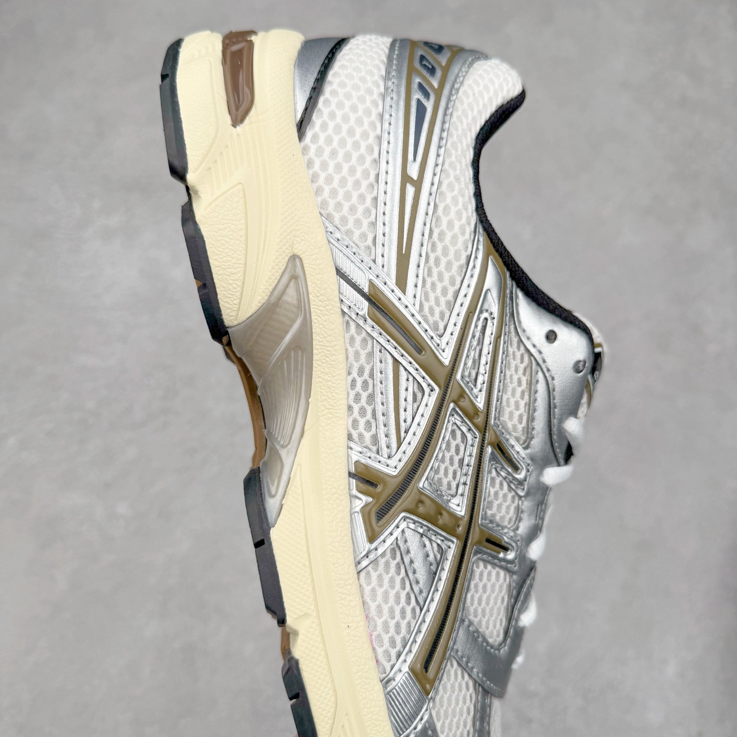 图片[6]-Asics Gel-1130 亚瑟士系列低帮复古休闲运动慢跑鞋 整双鞋在鞋面部分选用网眼布与皮革相互连接，在鞋面银色金属质感的线条中，ASICS 品牌标志性的虎爪 Logo 出现在鞋身侧面，既展现出复古美感，又加深了整双鞋的层次感。搭载着 Ortholite 鞋垫，之后再辅以 GEL 缓震胶中底和耐磨大底，在提升上脚舒适性的同时，在缓震脚感以及耐磨抓地力方面也能满足日常运动需求。尺码：36 37 37.5 38 39.5 40 40.5 41.5 42 42.5 43.5 44 45-选品中心