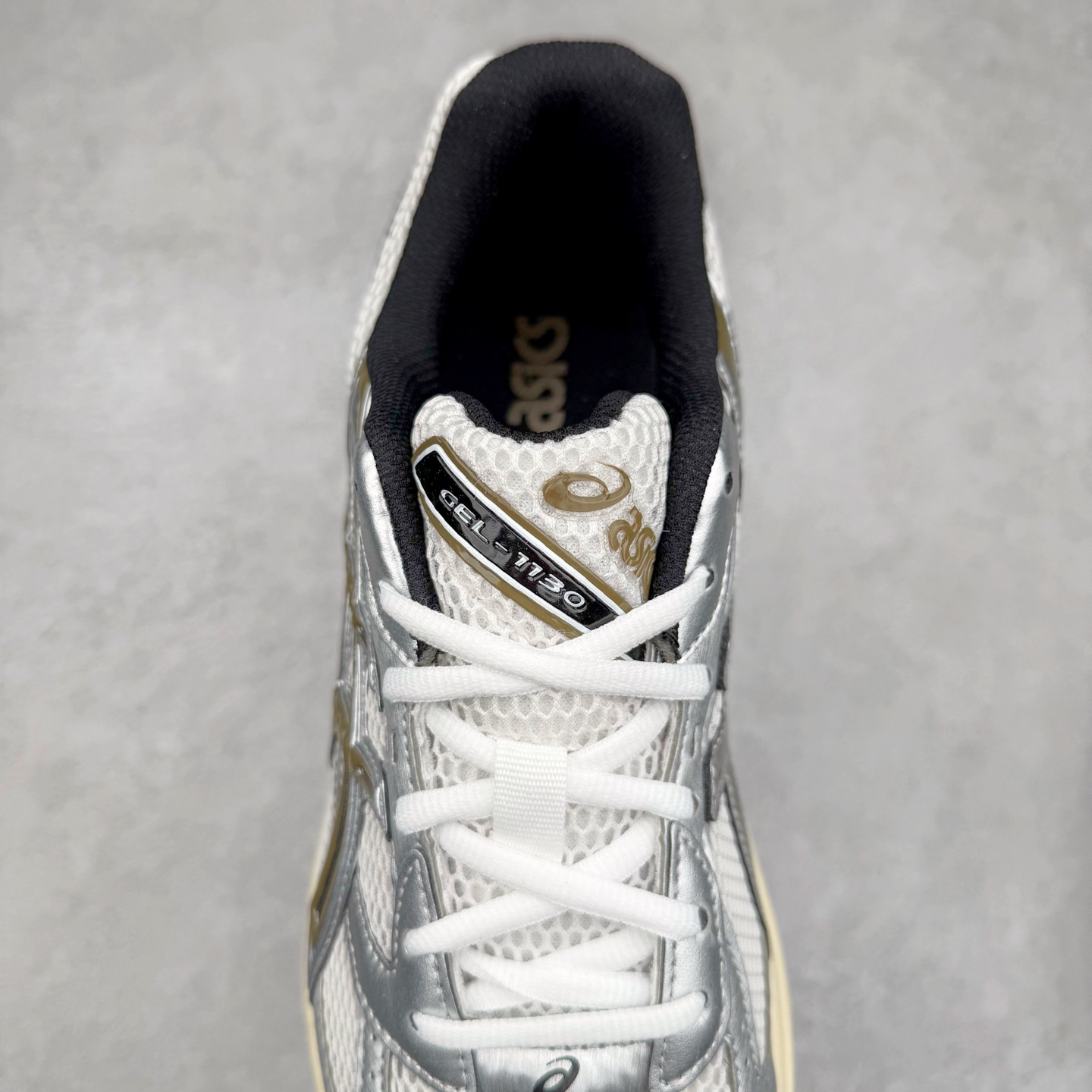 图片[5]-Asics Gel-1130 亚瑟士系列低帮复古休闲运动慢跑鞋 整双鞋在鞋面部分选用网眼布与皮革相互连接，在鞋面银色金属质感的线条中，ASICS 品牌标志性的虎爪 Logo 出现在鞋身侧面，既展现出复古美感，又加深了整双鞋的层次感。搭载着 Ortholite 鞋垫，之后再辅以 GEL 缓震胶中底和耐磨大底，在提升上脚舒适性的同时，在缓震脚感以及耐磨抓地力方面也能满足日常运动需求。尺码：36 37 37.5 38 39.5 40 40.5 41.5 42 42.5 43.5 44 45-选品中心