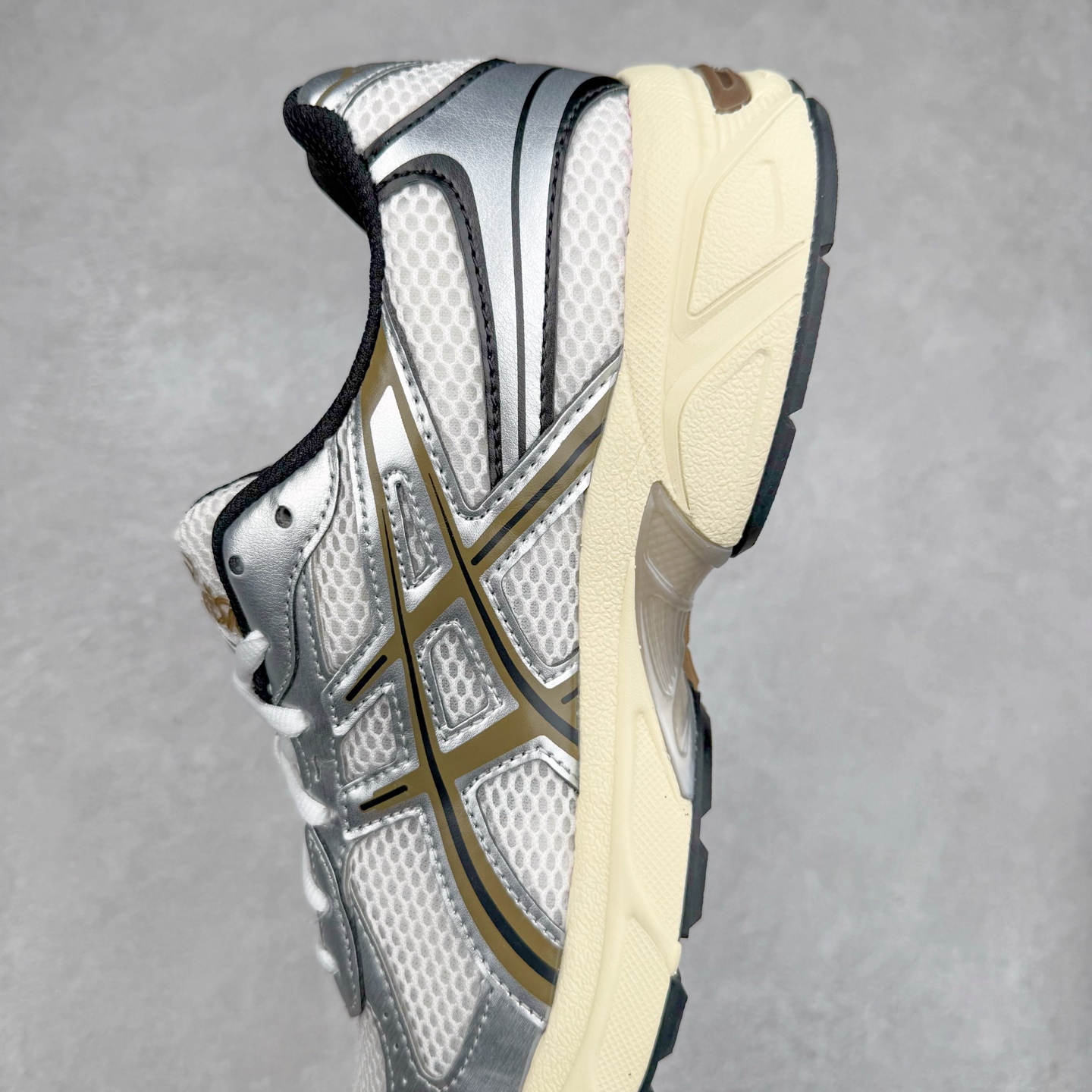 图片[7]-Asics Gel-1130 亚瑟士系列低帮复古休闲运动慢跑鞋 整双鞋在鞋面部分选用网眼布与皮革相互连接，在鞋面银色金属质感的线条中，ASICS 品牌标志性的虎爪 Logo 出现在鞋身侧面，既展现出复古美感，又加深了整双鞋的层次感。搭载着 Ortholite 鞋垫，之后再辅以 GEL 缓震胶中底和耐磨大底，在提升上脚舒适性的同时，在缓震脚感以及耐磨抓地力方面也能满足日常运动需求。尺码：36 37 37.5 38 39.5 40 40.5 41.5 42 42.5 43.5 44 45-选品中心