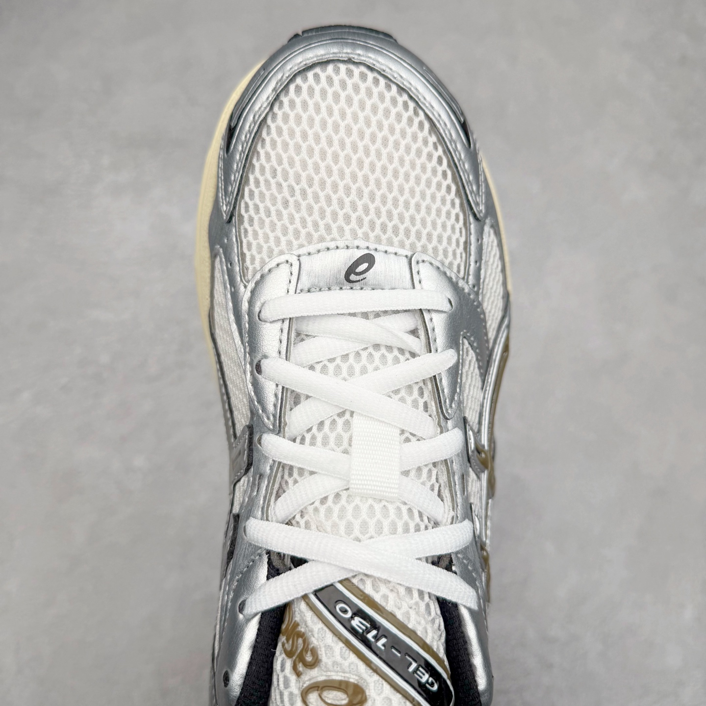 图片[4]-Asics Gel-1130 亚瑟士系列低帮复古休闲运动慢跑鞋 整双鞋在鞋面部分选用网眼布与皮革相互连接，在鞋面银色金属质感的线条中，ASICS 品牌标志性的虎爪 Logo 出现在鞋身侧面，既展现出复古美感，又加深了整双鞋的层次感。搭载着 Ortholite 鞋垫，之后再辅以 GEL 缓震胶中底和耐磨大底，在提升上脚舒适性的同时，在缓震脚感以及耐磨抓地力方面也能满足日常运动需求。尺码：36 37 37.5 38 39.5 40 40.5 41.5 42 42.5 43.5 44 45-选品中心