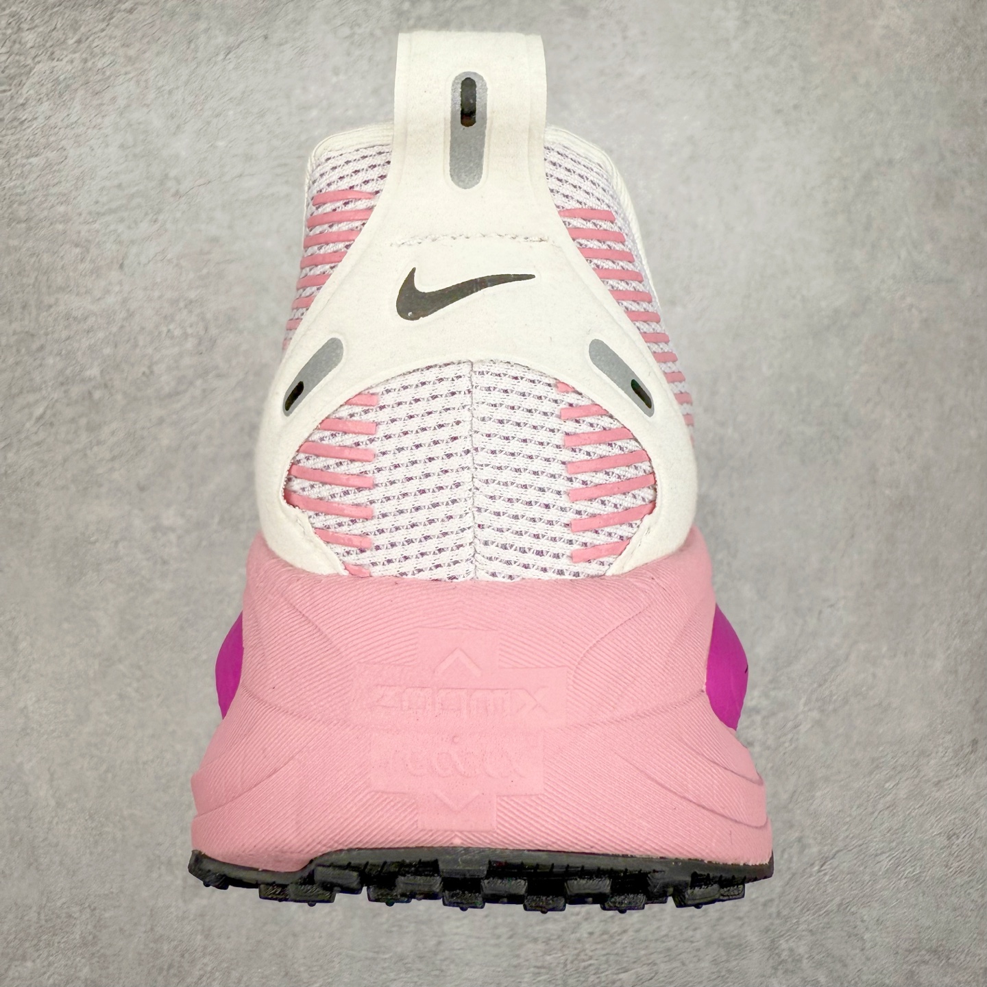 图片[8]-NK Air Zoom Vomero 18 轻便舒适公路跑步鞋 HM6804-105 质感柔软 弹力充沛 助力一路畅跑 乐享不停 厚实泡绵缔造舒适的回弹效果 铸就出色跑步表现 该鞋款轻盈透气 带你步入舒适新境界 疾速刺激感和非凡舒适脚感交织 定能让跑者在迈步间找到渴望已久的跑步乐趣 自如掌控跑步节奏、配速和里程 足底缓震配置赋予双足柔软舒适感受 助你一路畅跑 缓震设计 在双足触地时有助提供舒适脚感 搭载性能出众的 ZoomX 和 Cushlon 泡绵 营造柔软舒适脚感 助你稳稳迈步 基于跑者反馈 简化中底设计 带来出色舒适感 尺码：36 36.5 37.5 38 38.5 39 40 40.5 41 42 42.5 43 44 44.5 45-选品中心