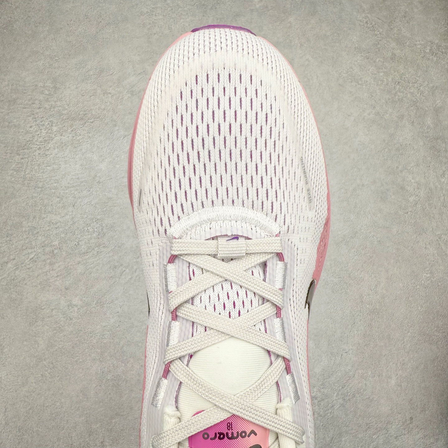 图片[4]-NK Air Zoom Vomero 18 轻便舒适公路跑步鞋 HM6804-105 质感柔软 弹力充沛 助力一路畅跑 乐享不停 厚实泡绵缔造舒适的回弹效果 铸就出色跑步表现 该鞋款轻盈透气 带你步入舒适新境界 疾速刺激感和非凡舒适脚感交织 定能让跑者在迈步间找到渴望已久的跑步乐趣 自如掌控跑步节奏、配速和里程 足底缓震配置赋予双足柔软舒适感受 助你一路畅跑 缓震设计 在双足触地时有助提供舒适脚感 搭载性能出众的 ZoomX 和 Cushlon 泡绵 营造柔软舒适脚感 助你稳稳迈步 基于跑者反馈 简化中底设计 带来出色舒适感 尺码：36 36.5 37.5 38 38.5 39 40 40.5 41 42 42.5 43 44 44.5 45-选品中心