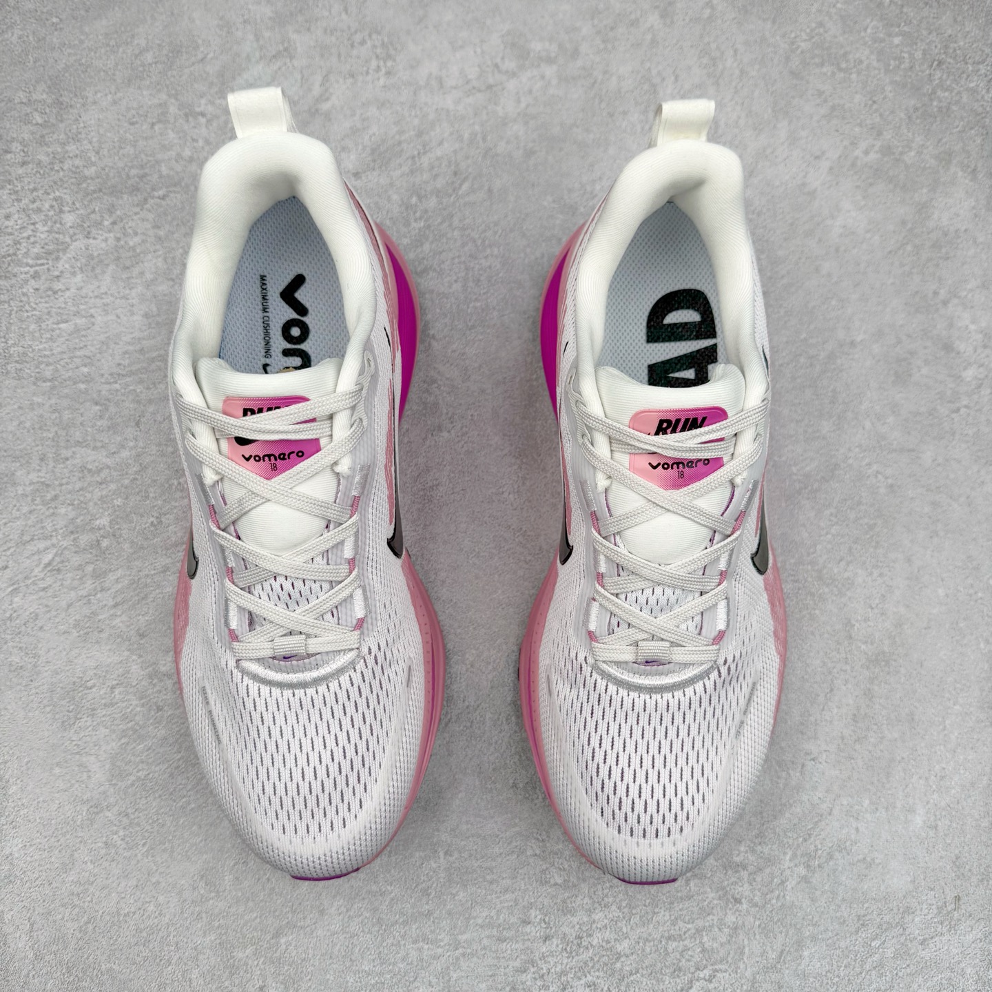 图片[2]-NK Air Zoom Vomero 18 轻便舒适公路跑步鞋 HM6804-105 质感柔软 弹力充沛 助力一路畅跑 乐享不停 厚实泡绵缔造舒适的回弹效果 铸就出色跑步表现 该鞋款轻盈透气 带你步入舒适新境界 疾速刺激感和非凡舒适脚感交织 定能让跑者在迈步间找到渴望已久的跑步乐趣 自如掌控跑步节奏、配速和里程 足底缓震配置赋予双足柔软舒适感受 助你一路畅跑 缓震设计 在双足触地时有助提供舒适脚感 搭载性能出众的 ZoomX 和 Cushlon 泡绵 营造柔软舒适脚感 助你稳稳迈步 基于跑者反馈 简化中底设计 带来出色舒适感 尺码：36 36.5 37.5 38 38.5 39 40 40.5 41 42 42.5 43 44 44.5 45-选品中心