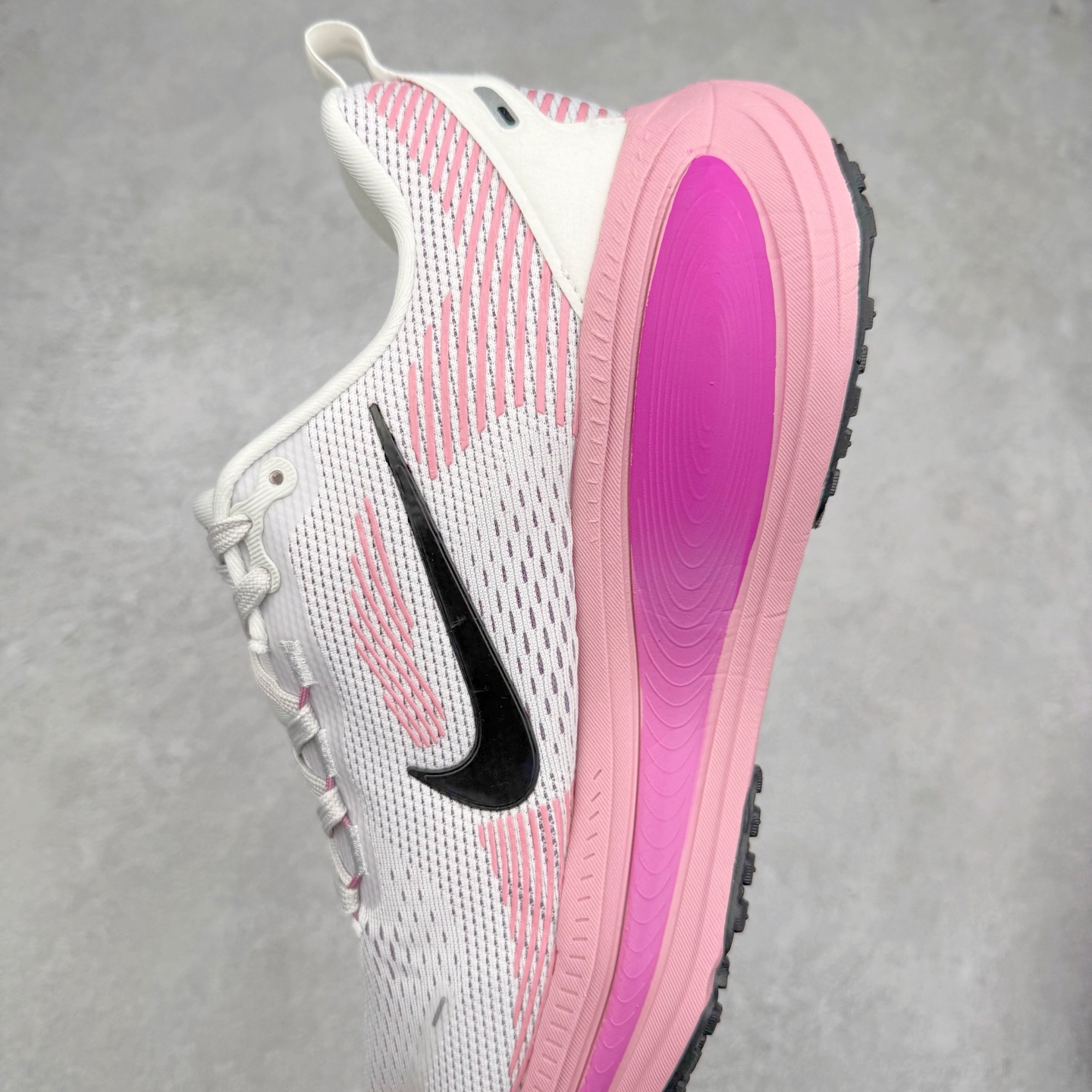 图片[7]-NK Air Zoom Vomero 18 轻便舒适公路跑步鞋 HM6804-105 质感柔软 弹力充沛 助力一路畅跑 乐享不停 厚实泡绵缔造舒适的回弹效果 铸就出色跑步表现 该鞋款轻盈透气 带你步入舒适新境界 疾速刺激感和非凡舒适脚感交织 定能让跑者在迈步间找到渴望已久的跑步乐趣 自如掌控跑步节奏、配速和里程 足底缓震配置赋予双足柔软舒适感受 助你一路畅跑 缓震设计 在双足触地时有助提供舒适脚感 搭载性能出众的 ZoomX 和 Cushlon 泡绵 营造柔软舒适脚感 助你稳稳迈步 基于跑者反馈 简化中底设计 带来出色舒适感 尺码：36 36.5 37.5 38 38.5 39 40 40.5 41 42 42.5 43 44 44.5 45-选品中心