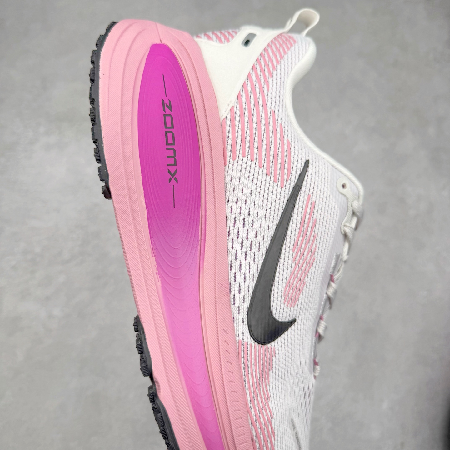 图片[6]-NK Air Zoom Vomero 18 轻便舒适公路跑步鞋 HM6804-105 质感柔软 弹力充沛 助力一路畅跑 乐享不停 厚实泡绵缔造舒适的回弹效果 铸就出色跑步表现 该鞋款轻盈透气 带你步入舒适新境界 疾速刺激感和非凡舒适脚感交织 定能让跑者在迈步间找到渴望已久的跑步乐趣 自如掌控跑步节奏、配速和里程 足底缓震配置赋予双足柔软舒适感受 助你一路畅跑 缓震设计 在双足触地时有助提供舒适脚感 搭载性能出众的 ZoomX 和 Cushlon 泡绵 营造柔软舒适脚感 助你稳稳迈步 基于跑者反馈 简化中底设计 带来出色舒适感 尺码：36 36.5 37.5 38 38.5 39 40 40.5 41 42 42.5 43 44 44.5 45-选品中心