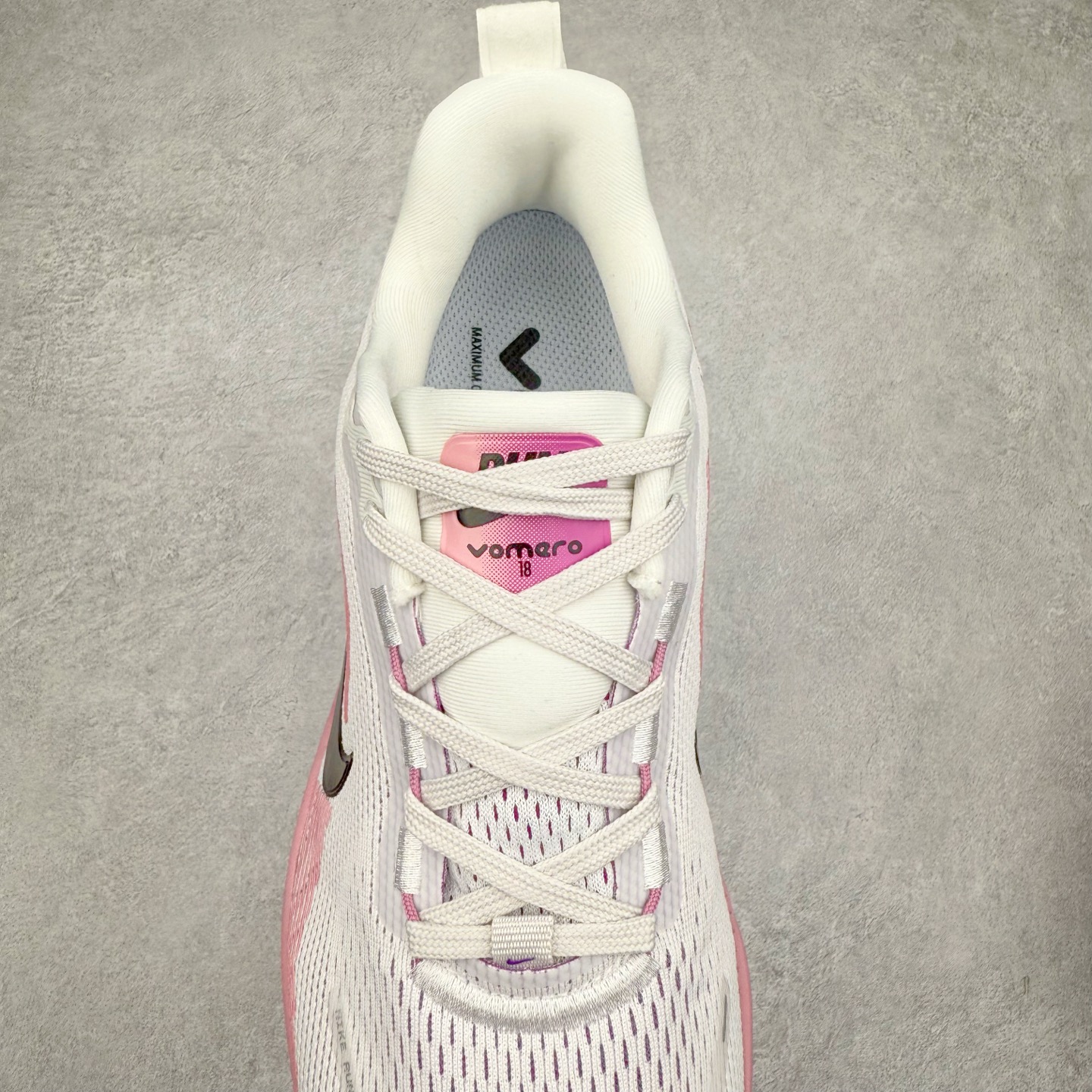 图片[5]-NK Air Zoom Vomero 18 轻便舒适公路跑步鞋 HM6804-105 质感柔软 弹力充沛 助力一路畅跑 乐享不停 厚实泡绵缔造舒适的回弹效果 铸就出色跑步表现 该鞋款轻盈透气 带你步入舒适新境界 疾速刺激感和非凡舒适脚感交织 定能让跑者在迈步间找到渴望已久的跑步乐趣 自如掌控跑步节奏、配速和里程 足底缓震配置赋予双足柔软舒适感受 助你一路畅跑 缓震设计 在双足触地时有助提供舒适脚感 搭载性能出众的 ZoomX 和 Cushlon 泡绵 营造柔软舒适脚感 助你稳稳迈步 基于跑者反馈 简化中底设计 带来出色舒适感 尺码：36 36.5 37.5 38 38.5 39 40 40.5 41 42 42.5 43 44 44.5 45-选品中心